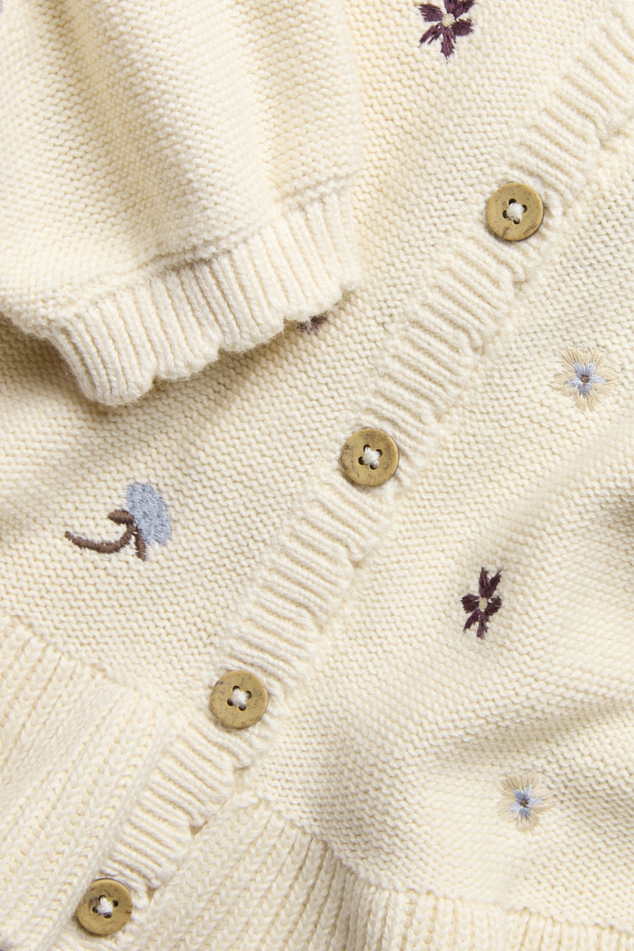 Knitted cardigan with embroidery