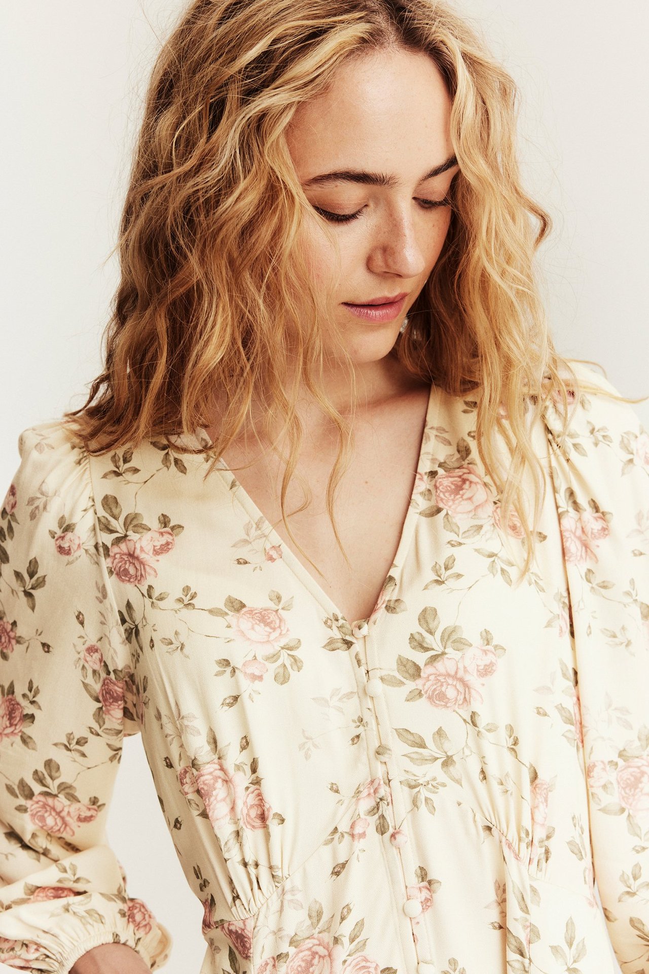 Floral dress by Newbie Woman - Light beige - 180cm / Storlek: S - 6