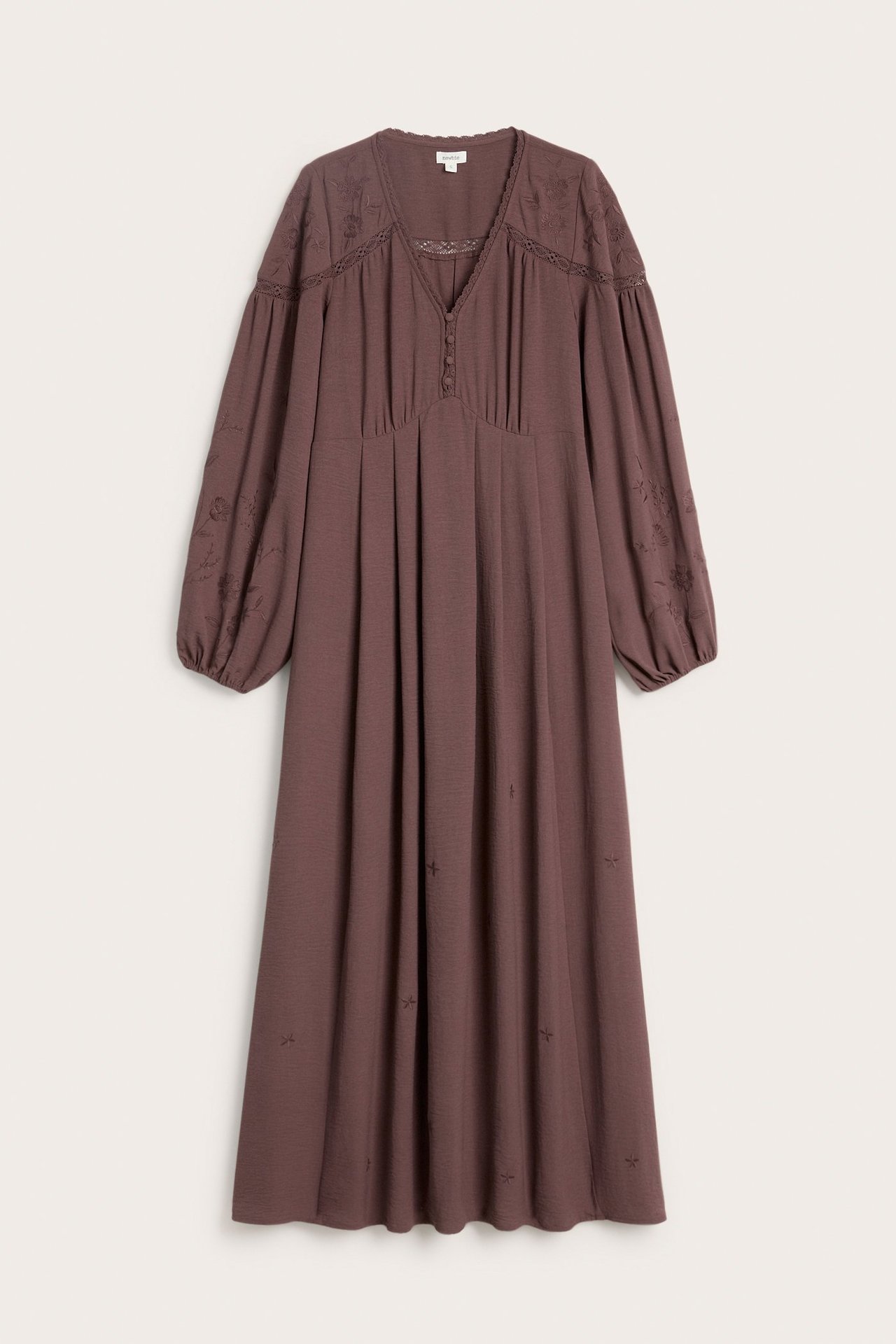 Vorderansicht eines langen weinroten Polyesterkleides mit bestickten Puffärmeln, Spitzen-V-Ausschnitt und Knöpfen vorne.