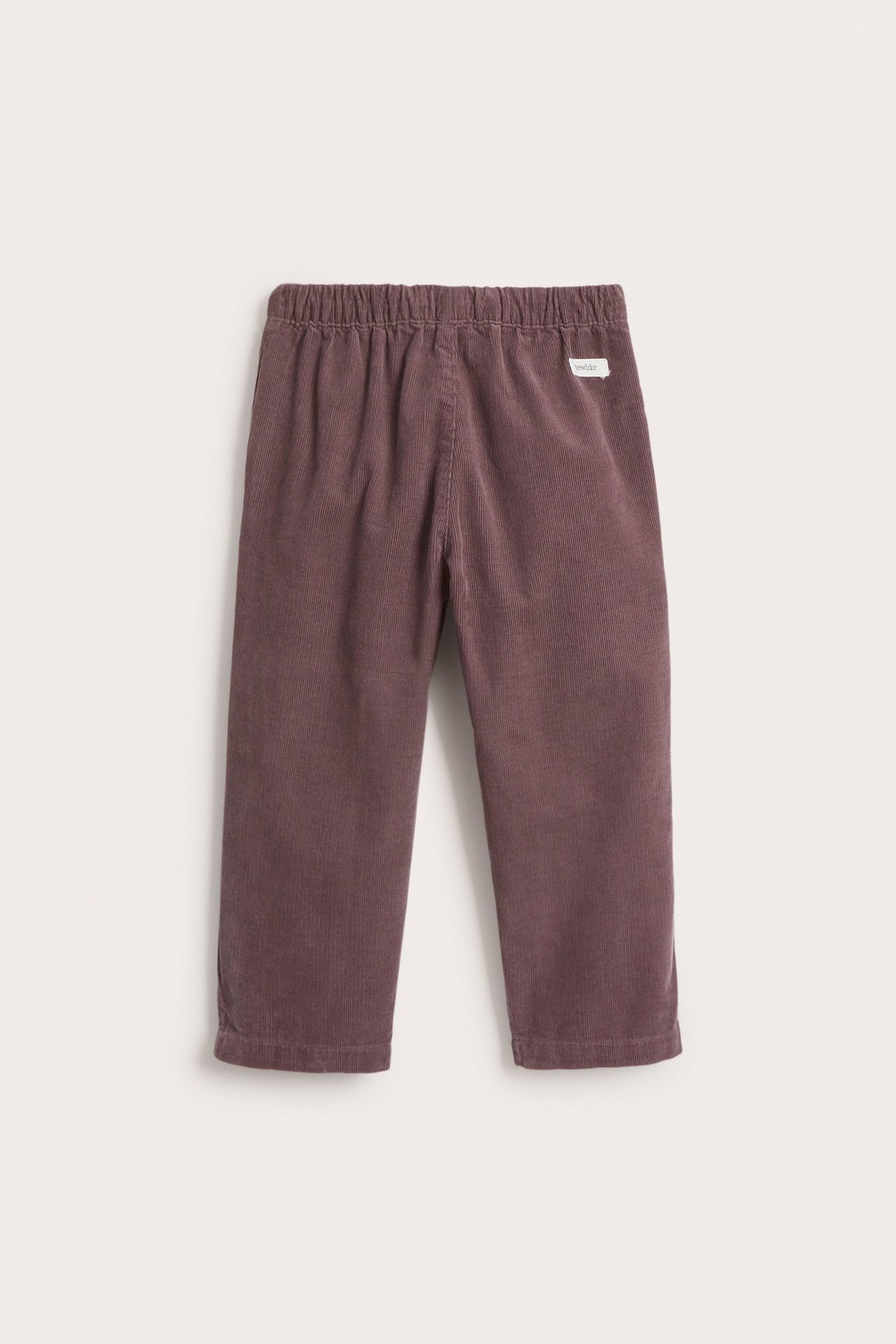 Rückansicht von lila Kinder-Cordhose mit elastischem Bund und kleinem weißen Markenetikett.