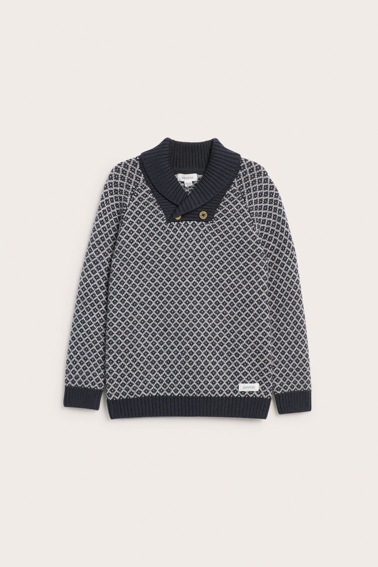 Vorderansicht: Kinder-Wollpullover in Dunkelblau und Hellgrau mit Rautenmuster, Schalkragen und zwei Knöpfen.