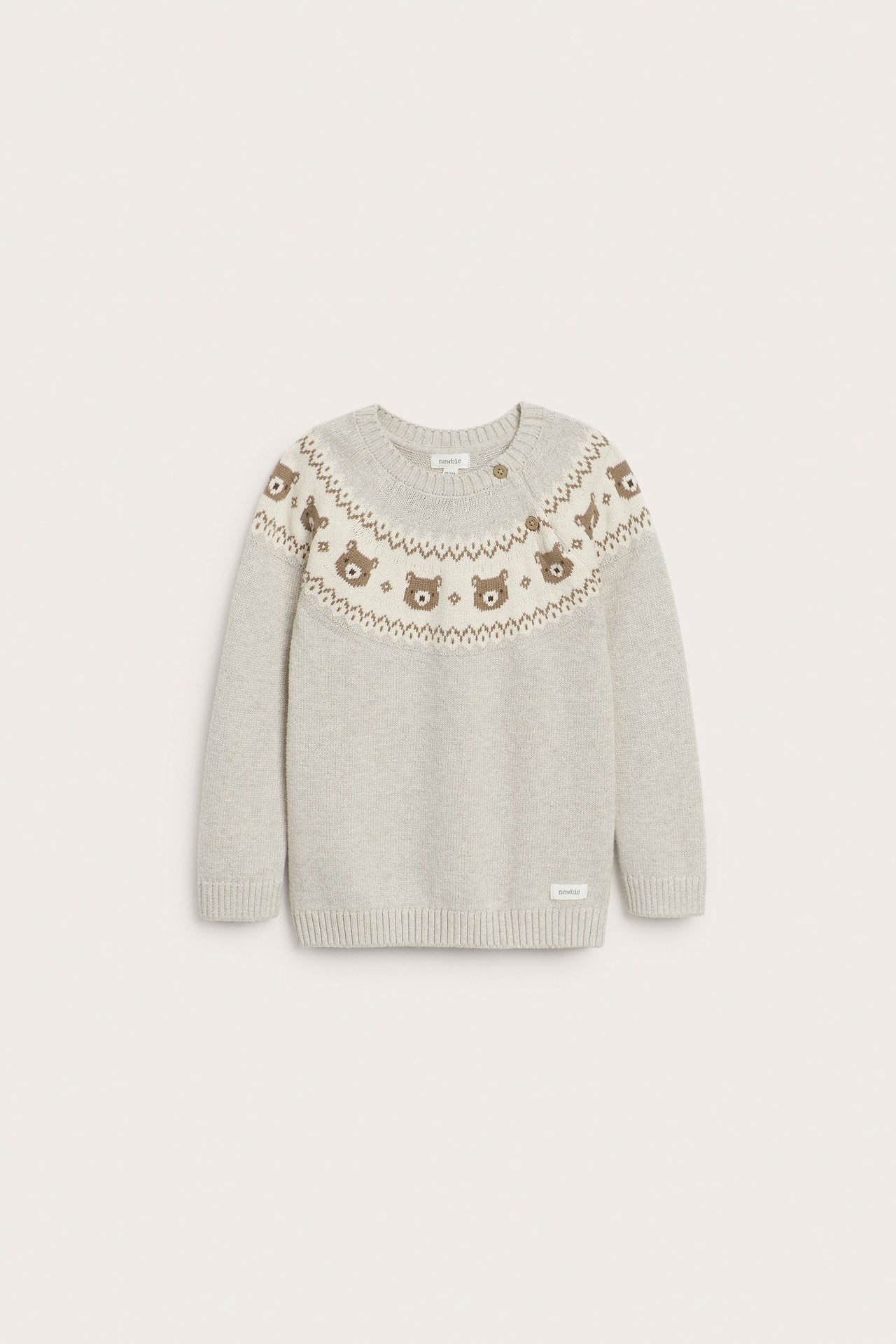 Vorderansicht eines beigemelange Jacquard-Strickpullovers für Babys mit Bärenmuster-Passe und Schulterknöpfen.