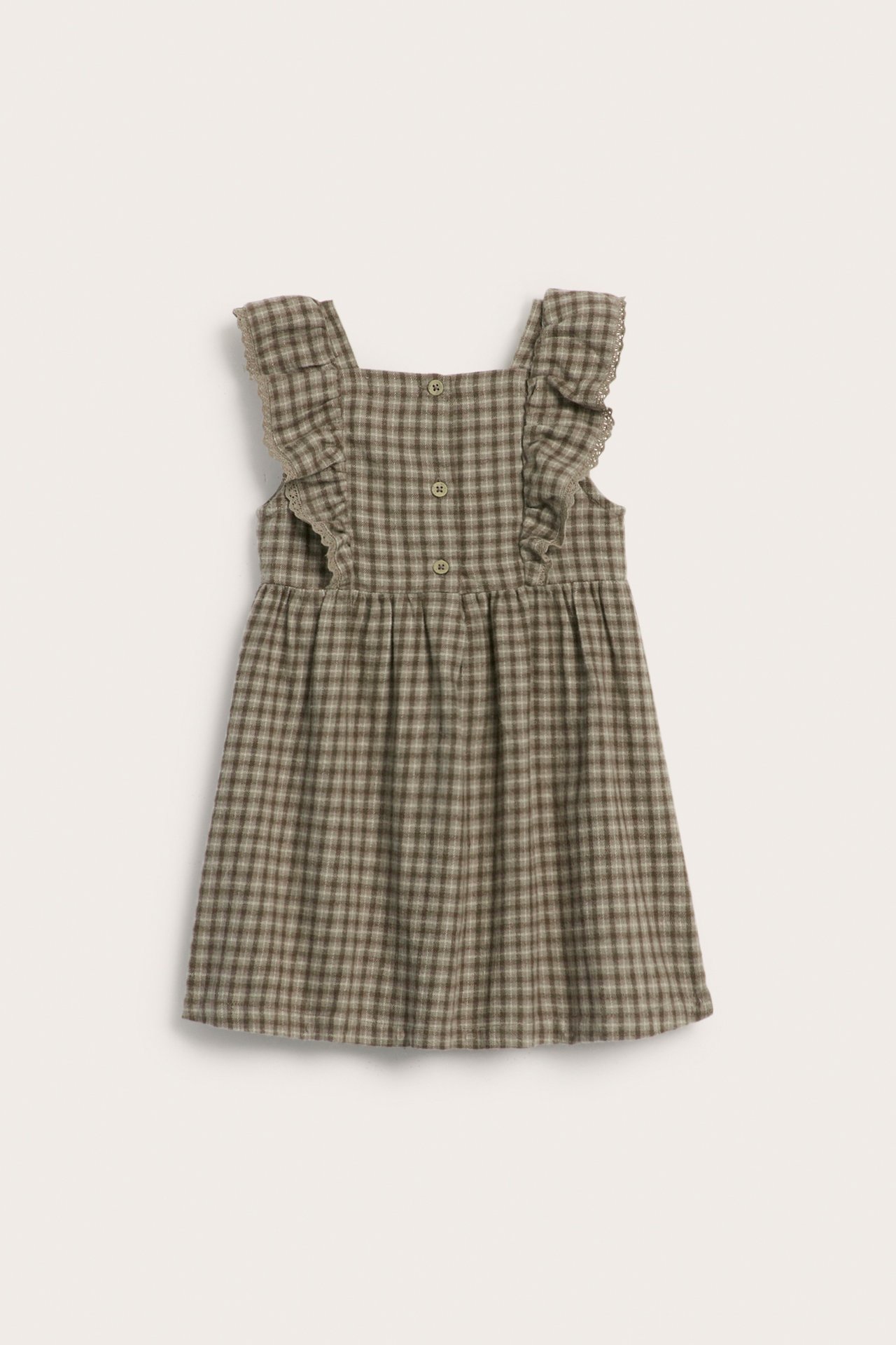 Rückansicht: braunes, kariertes Baumwoll-Latzkleid mit Rüschen- und Spitzenbesatz an den Trägern und Knöpfen hinten.