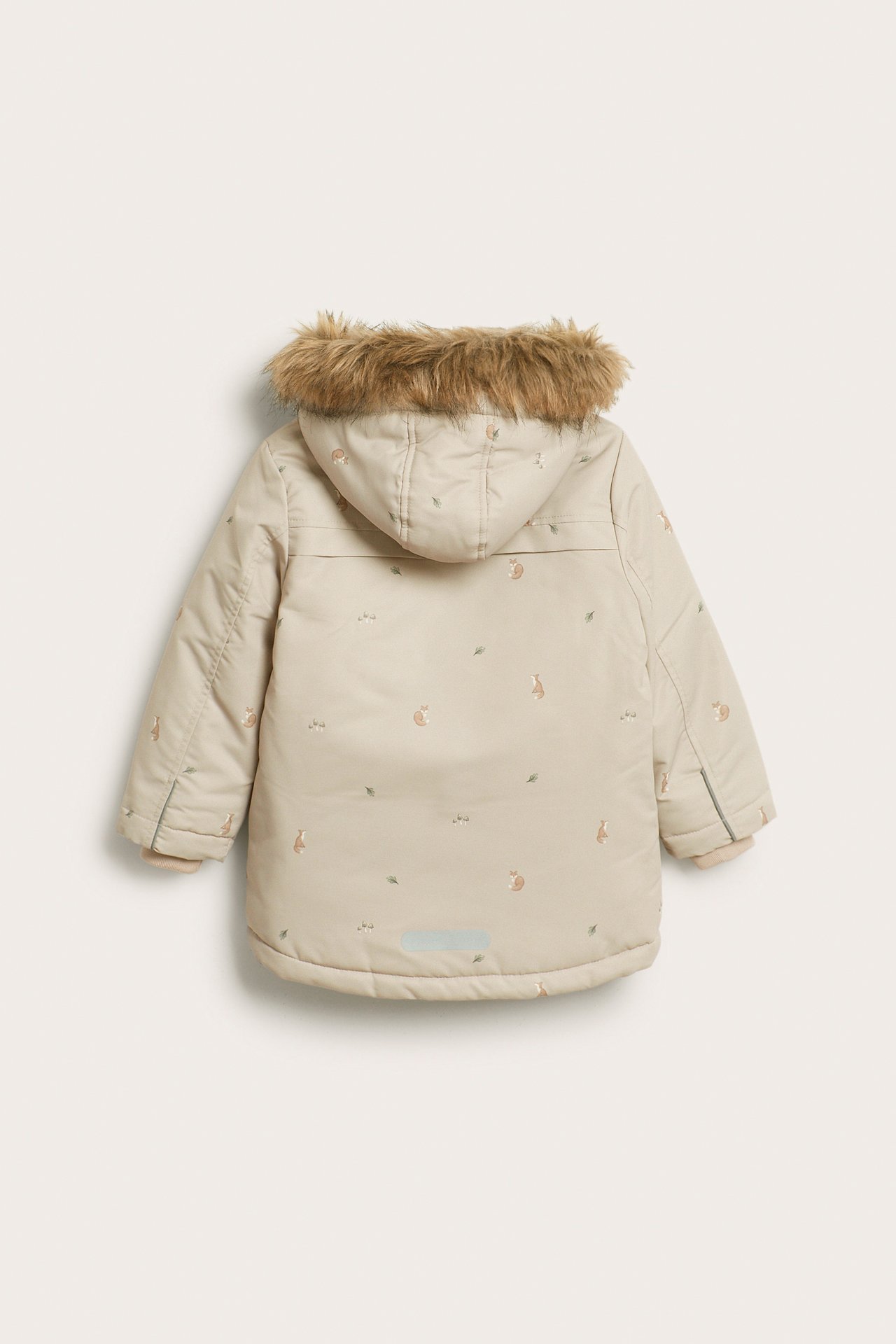 Rückenansicht: Beige wattierte Kinderjacke mit Fuchs- und Blättermuster, pälzbesetzter Kapuze.