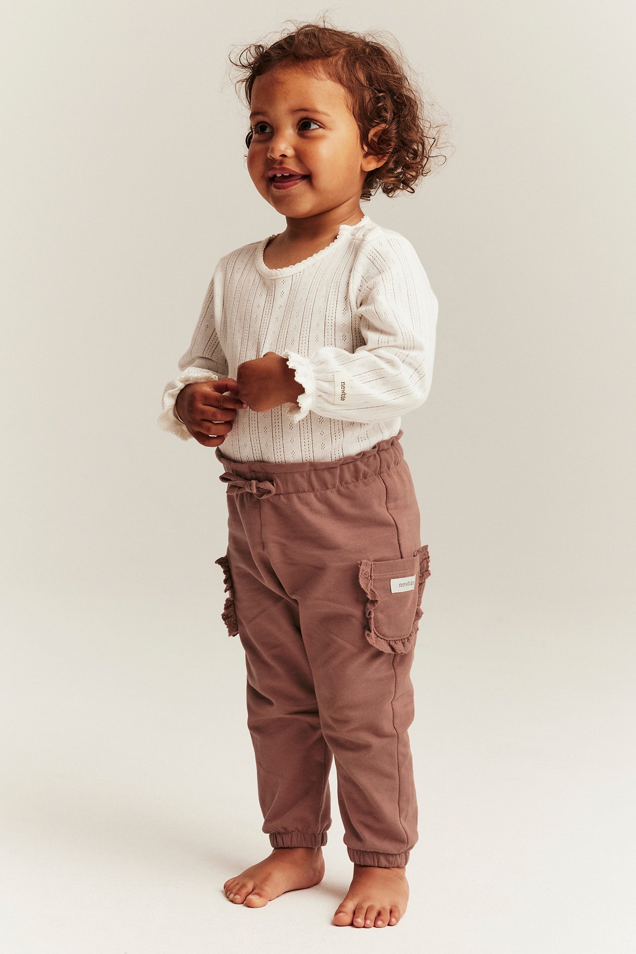 Trousers with lace pockets