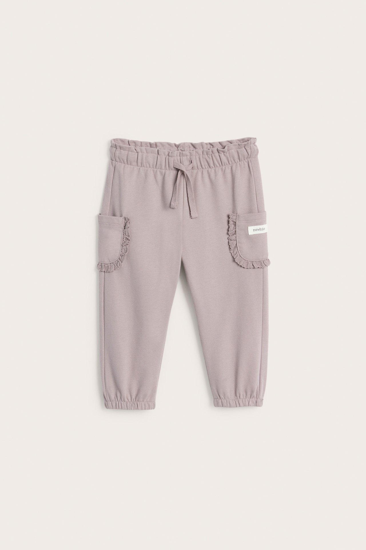 Trousers with pockets and lace