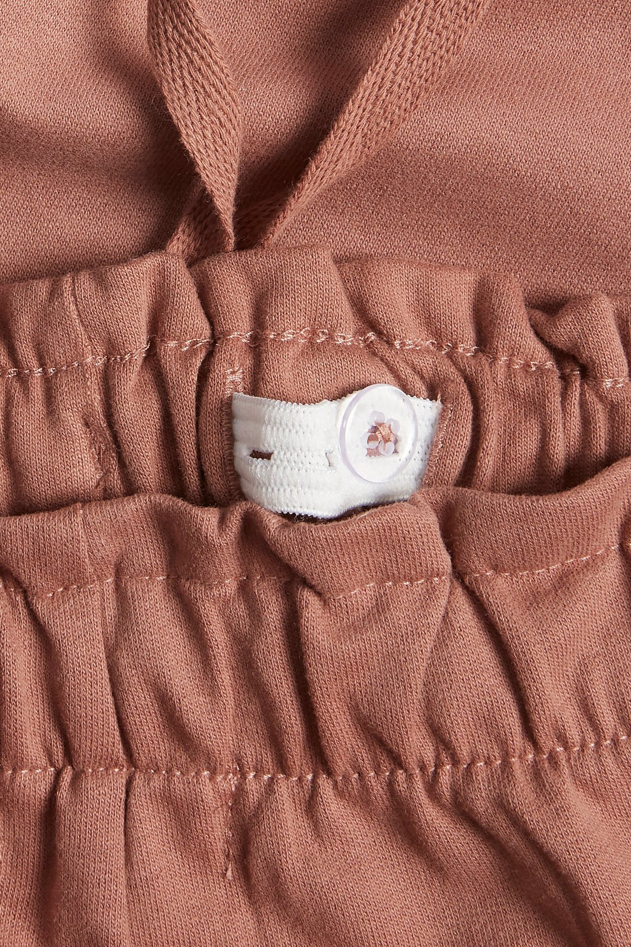 Trousers with pockets and lace