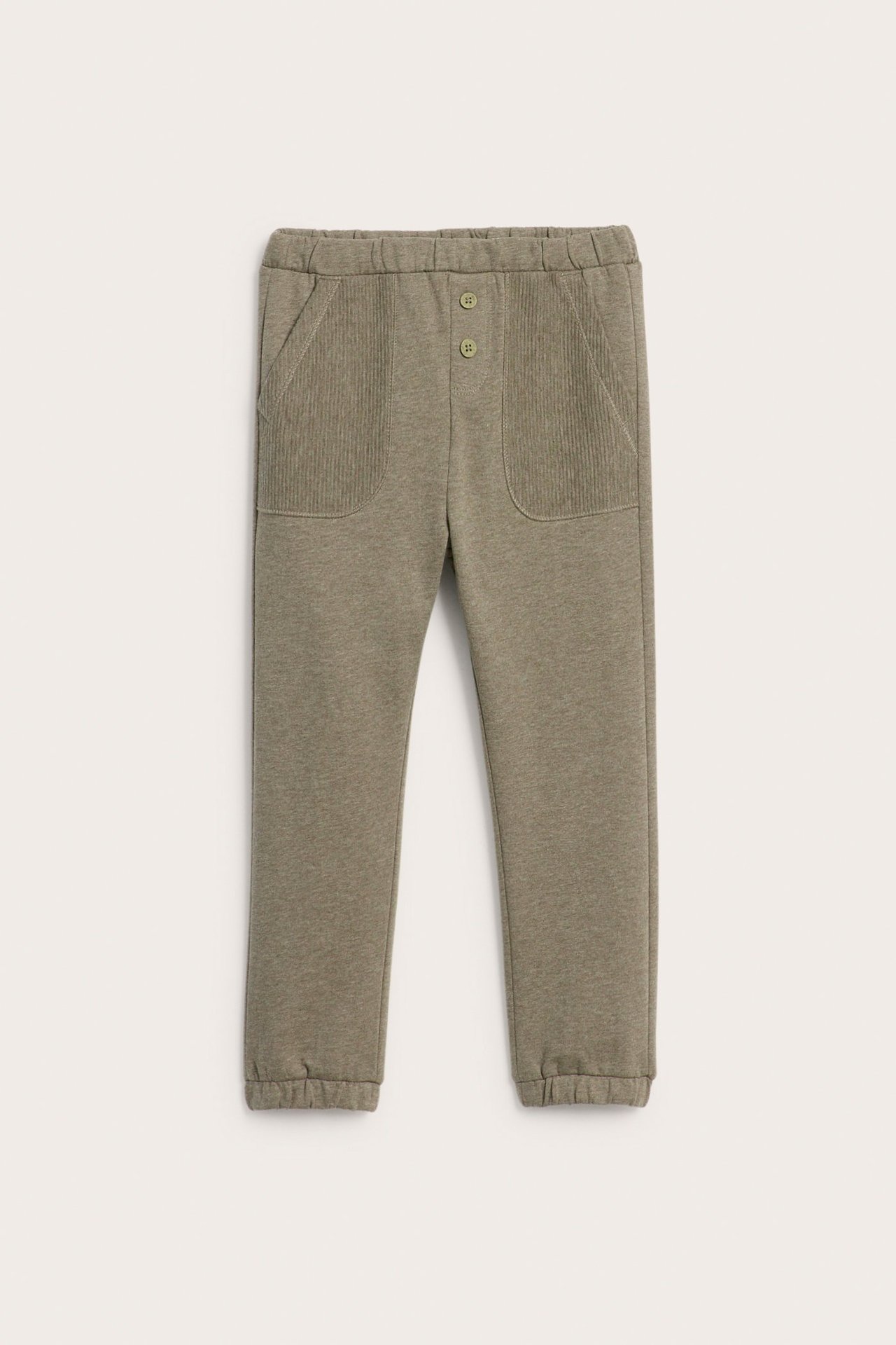 Vorderansicht: Kinder-Jogginghose aus meliertem Braun mit Ripp-Aufsatztaschen und Zierknöpfen.