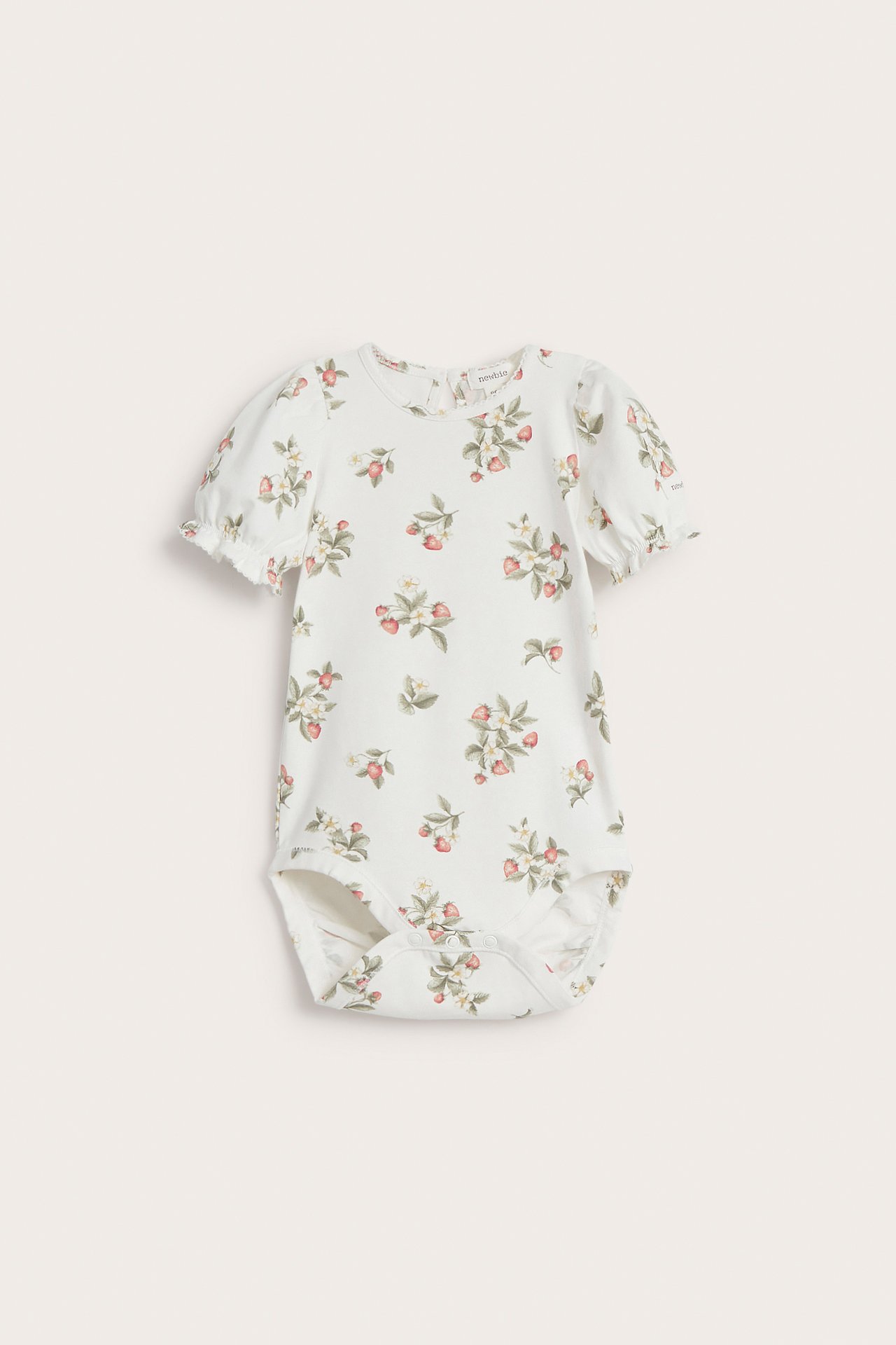 Vorderansicht: Off-white Baby-Body mit Erdbeer- und Blumenmuster, kurzen Puffärmeln und Knopfverschluss hinten.