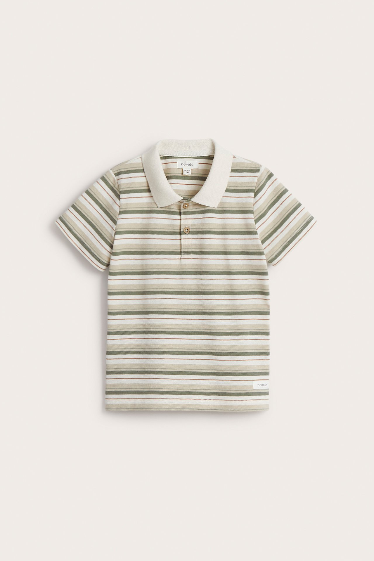 Vorderansicht eines gestreiften Kinder-Polo-T-Shirts aus Baumwolle mit cremefarbenem Kragen und Knopfleiste.