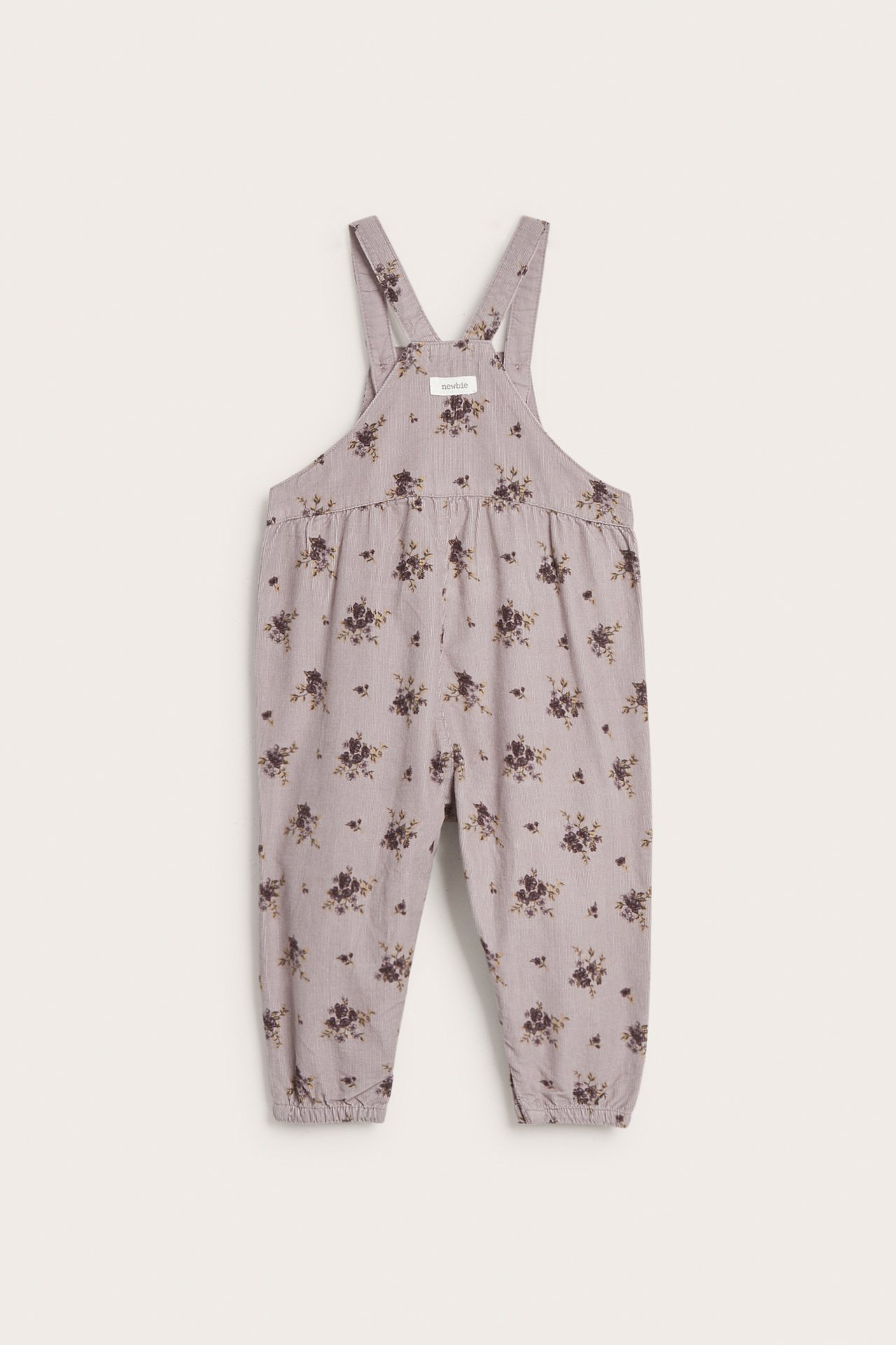 Vorderansicht von babyhelllila geblümten Cord-Latzhosen mit verstellbaren Trägern und elastischen Bündchen.