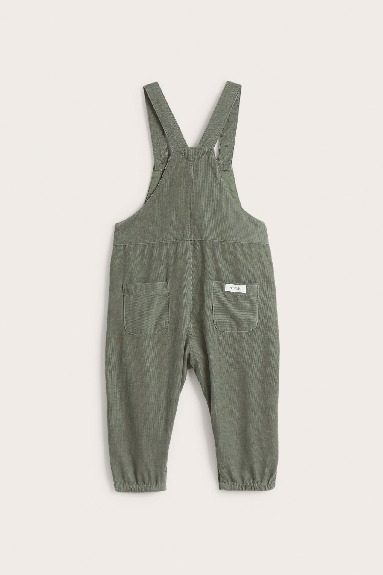 Dunkelgrüne Manchester-Hosenträgerhose mit verstellbaren Trägern, Taschen und Knopfdetails.