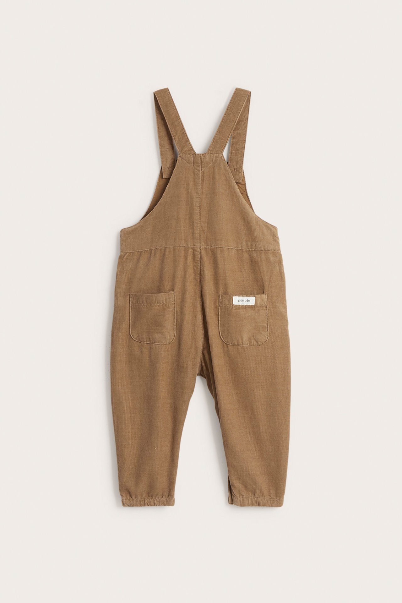 Braune Manchester-Hängselhose für Kinder mit verstellbaren Trägern, Taschen und Knöpfen.