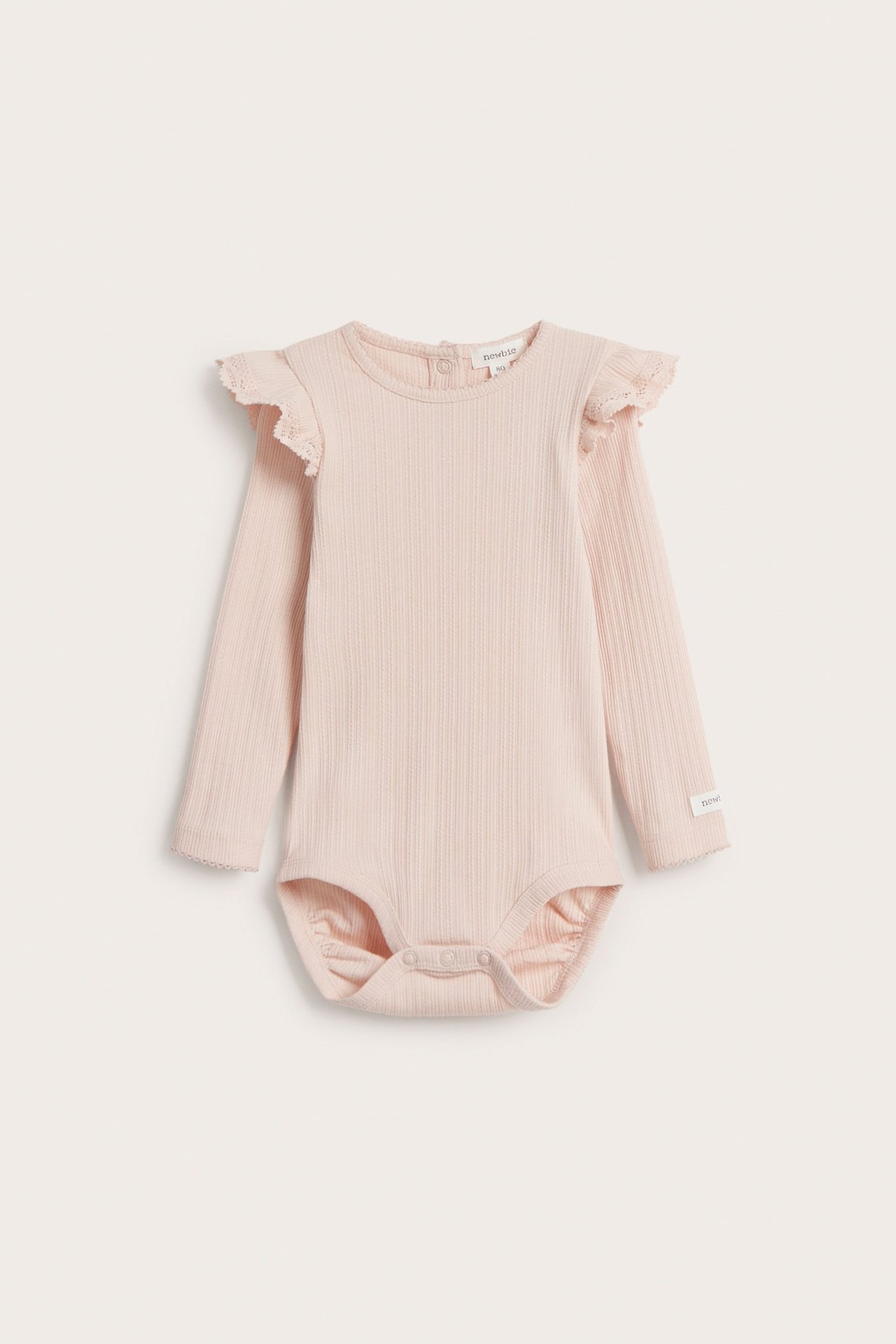Vorderansicht eines hellrosa gerippten Babybodys mit langen Ärmeln, Schulterrüschen und Druckknöpfen.