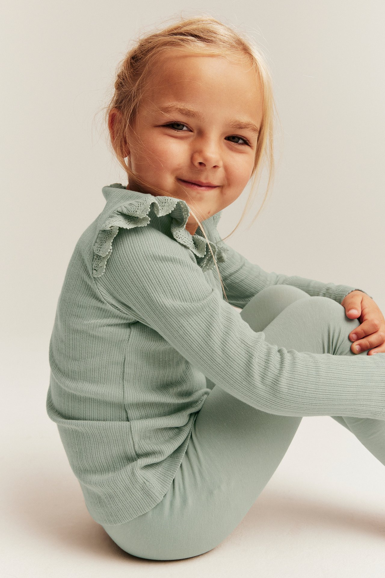 Ribbed top with frills