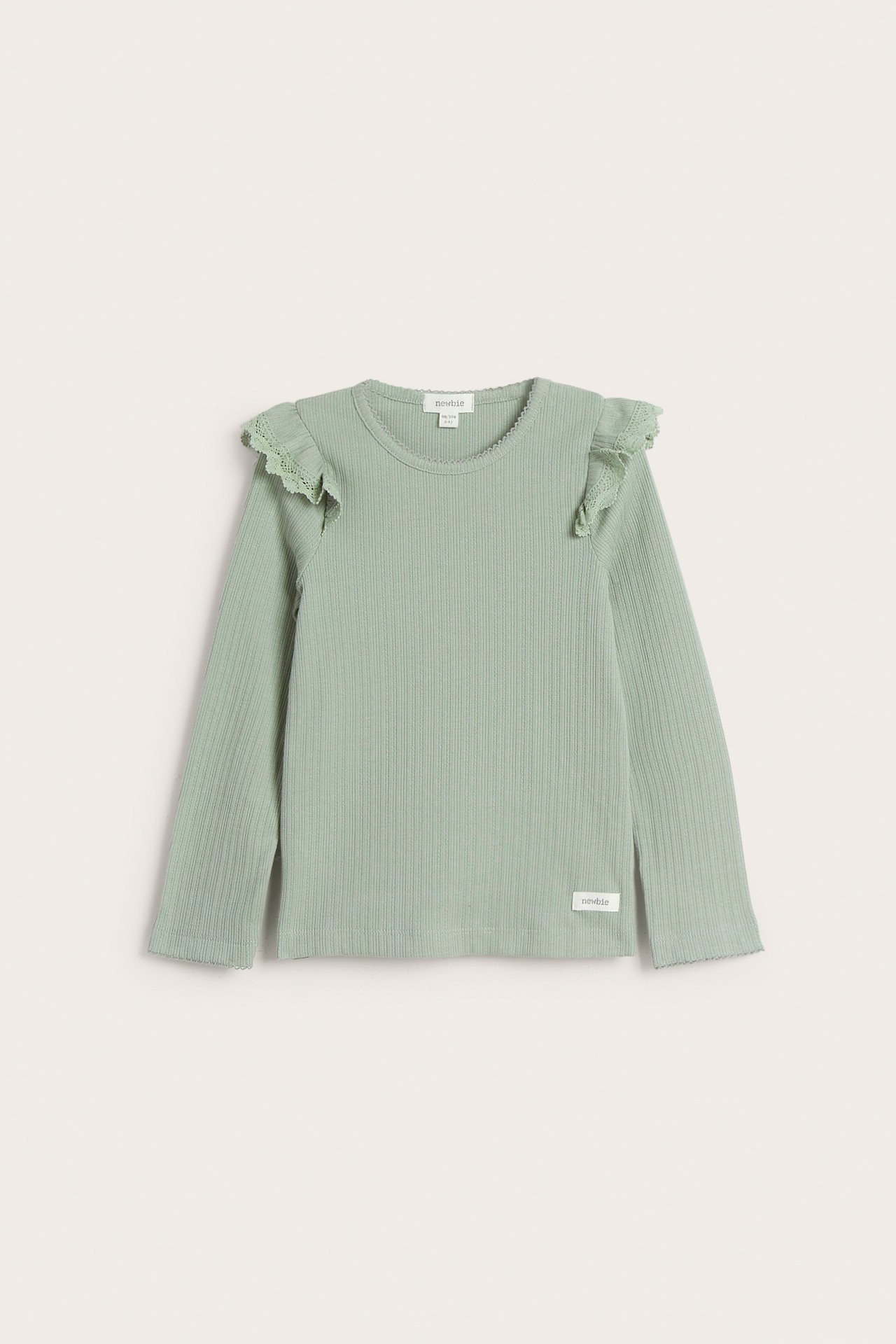 Vorderansicht eines hellgrünen gerippten Langarmshirts für Kinder mit Rüschen und Spitzenkante an den Schultern.