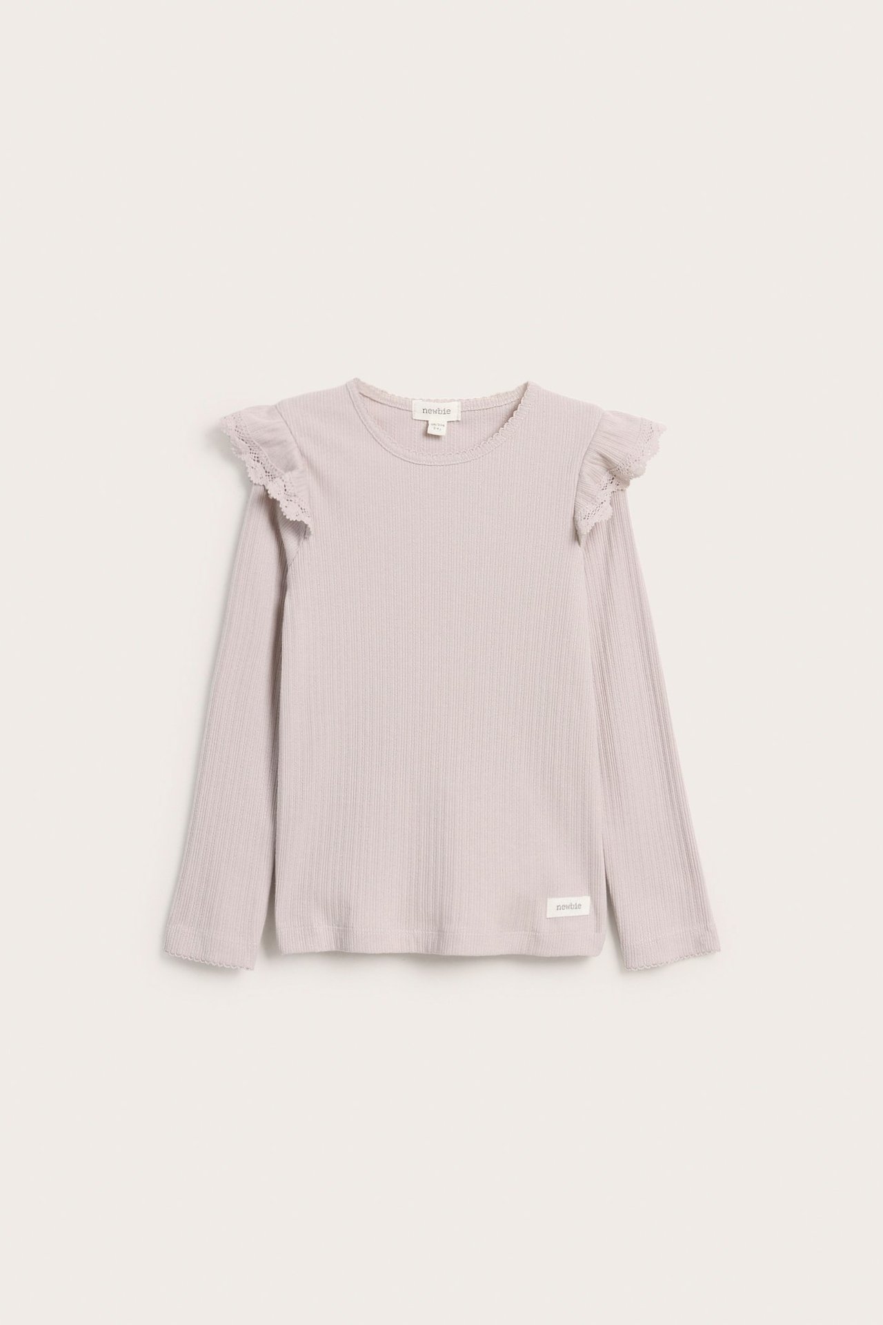 Vorderansicht eines helllila, gerippten Kinder-Langarmshirts mit Rüschen und Spitzenbesatz an den Schultern.