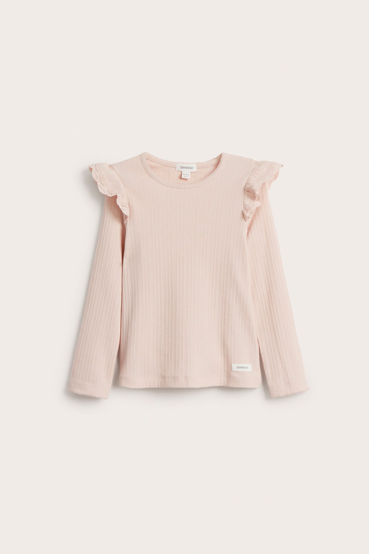 Vorderansicht: Hellrosa geripptes Kinder-Langarmshirt mit Schulterrüschen und Spitzenbesatz.