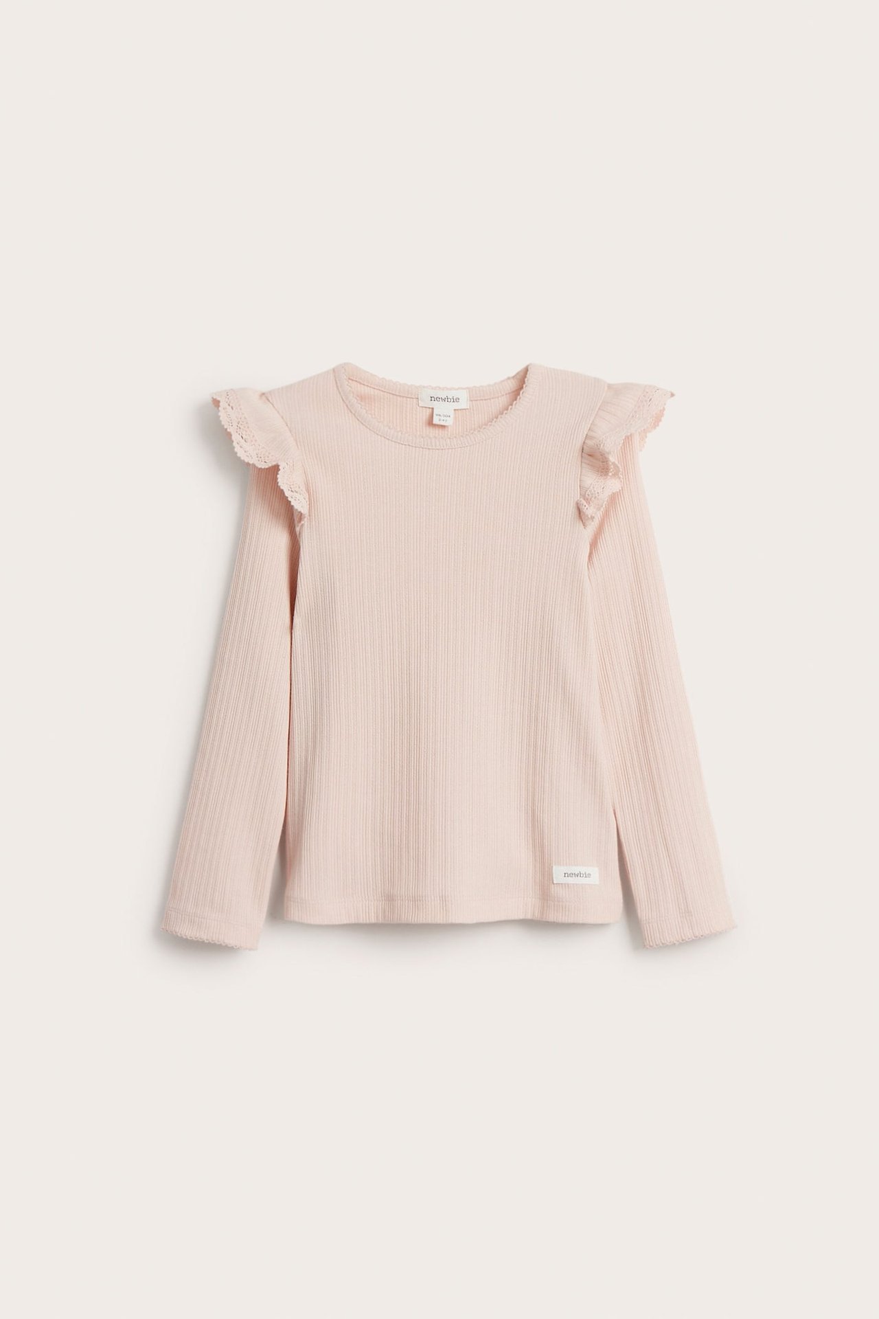Vorderansicht: Hellrosa geripptes Kinder-Langarmshirt mit Schulterrüschen und Spitzenbesatz.