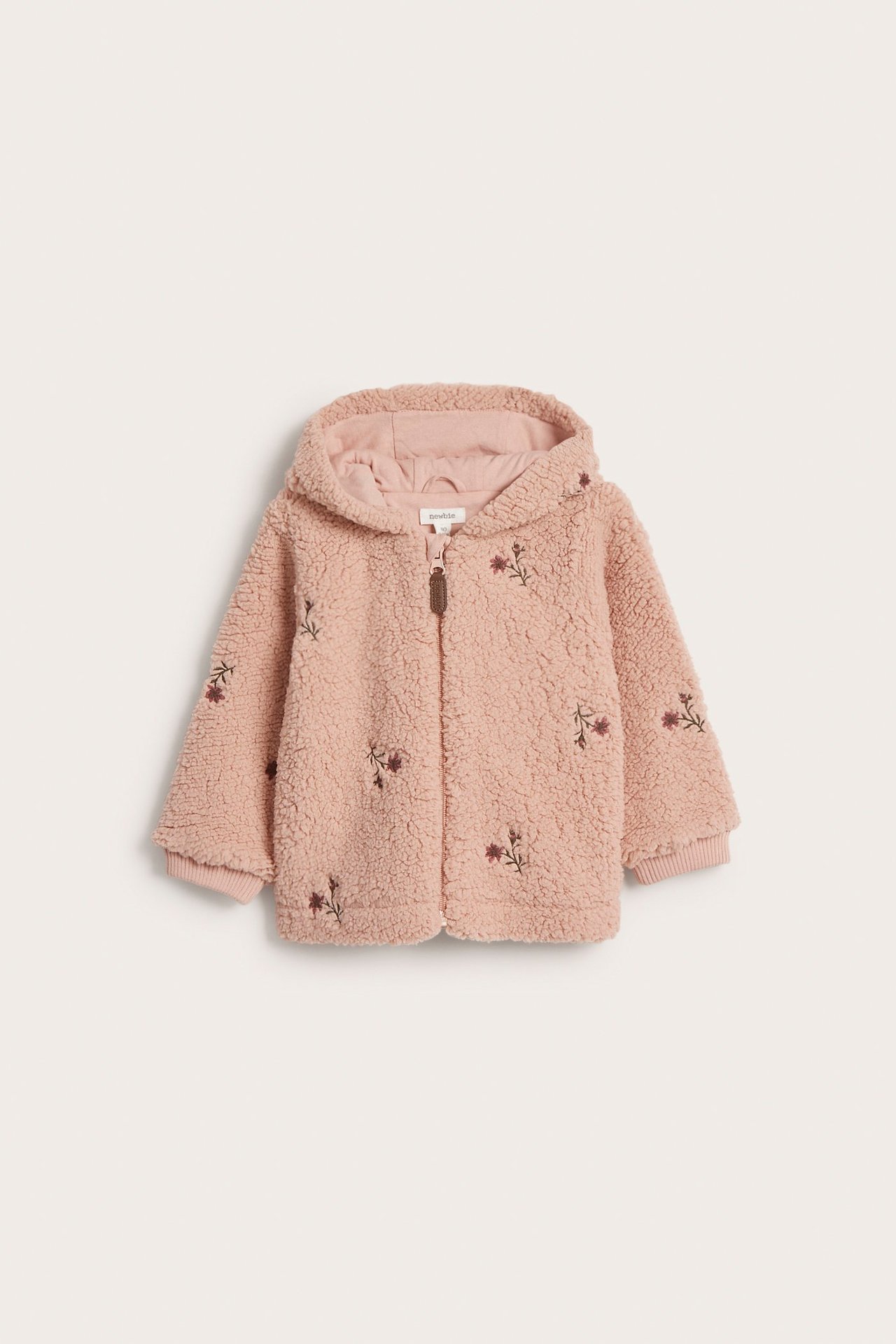 Vorderansicht: Rosa Baby-Kapuzen-Pilejacke mit Blumenstickerei, durchgehendem Reißverschluss und Bündchen.