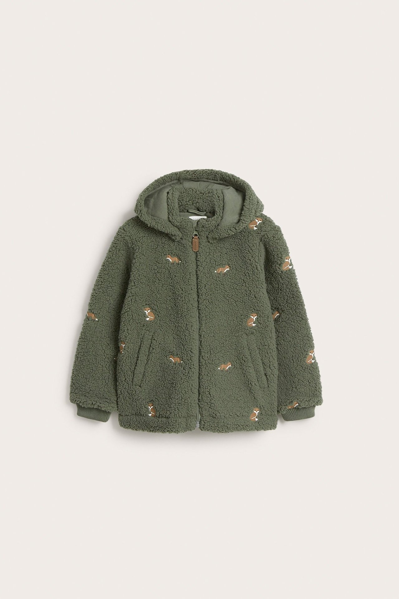 Vorderansicht einer dunkelgrünen Kinder-Fleecejacke mit Fuchsstickerei, Kapuze, Reißverschluss und Taschen.