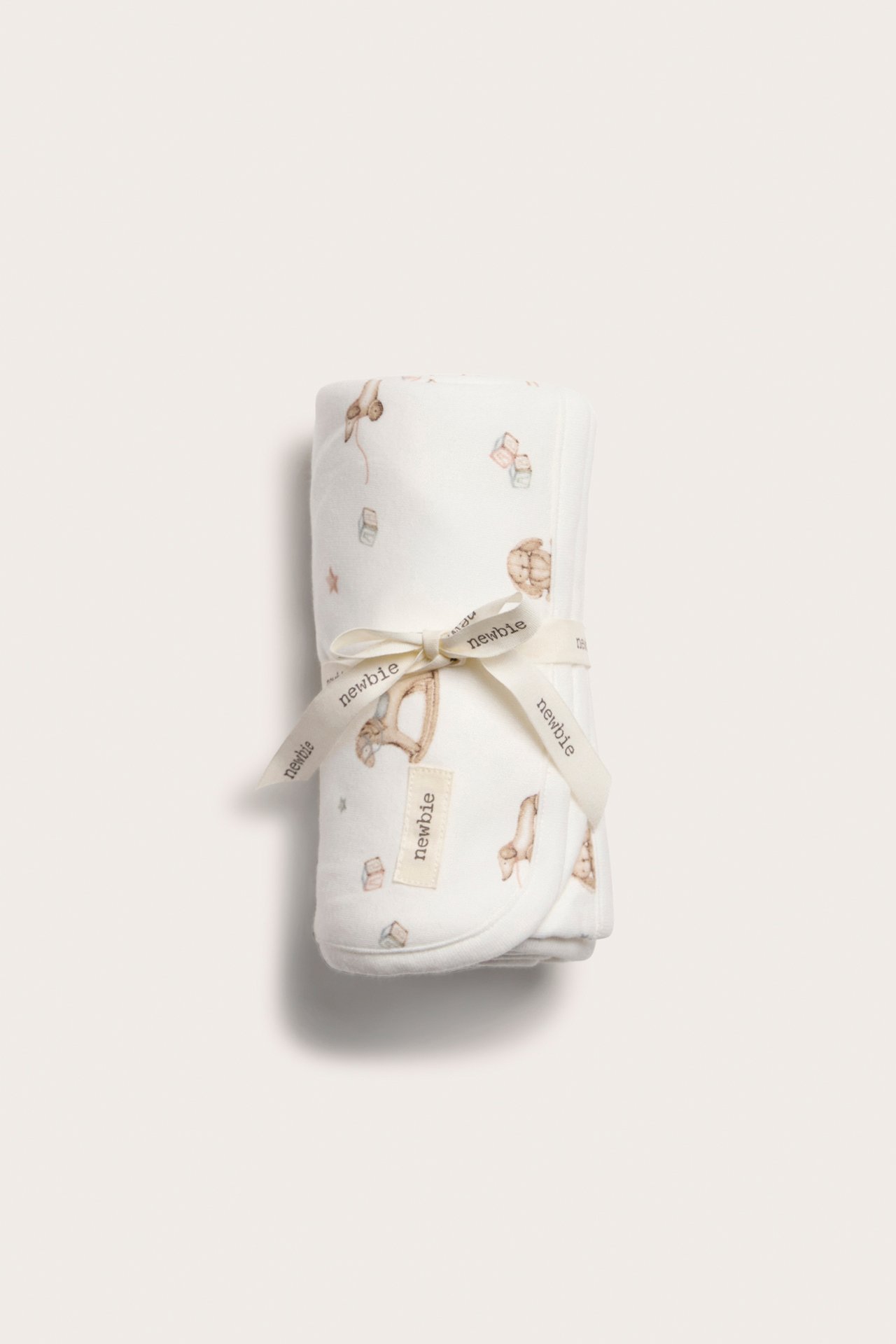 Baby blanket with bear motif