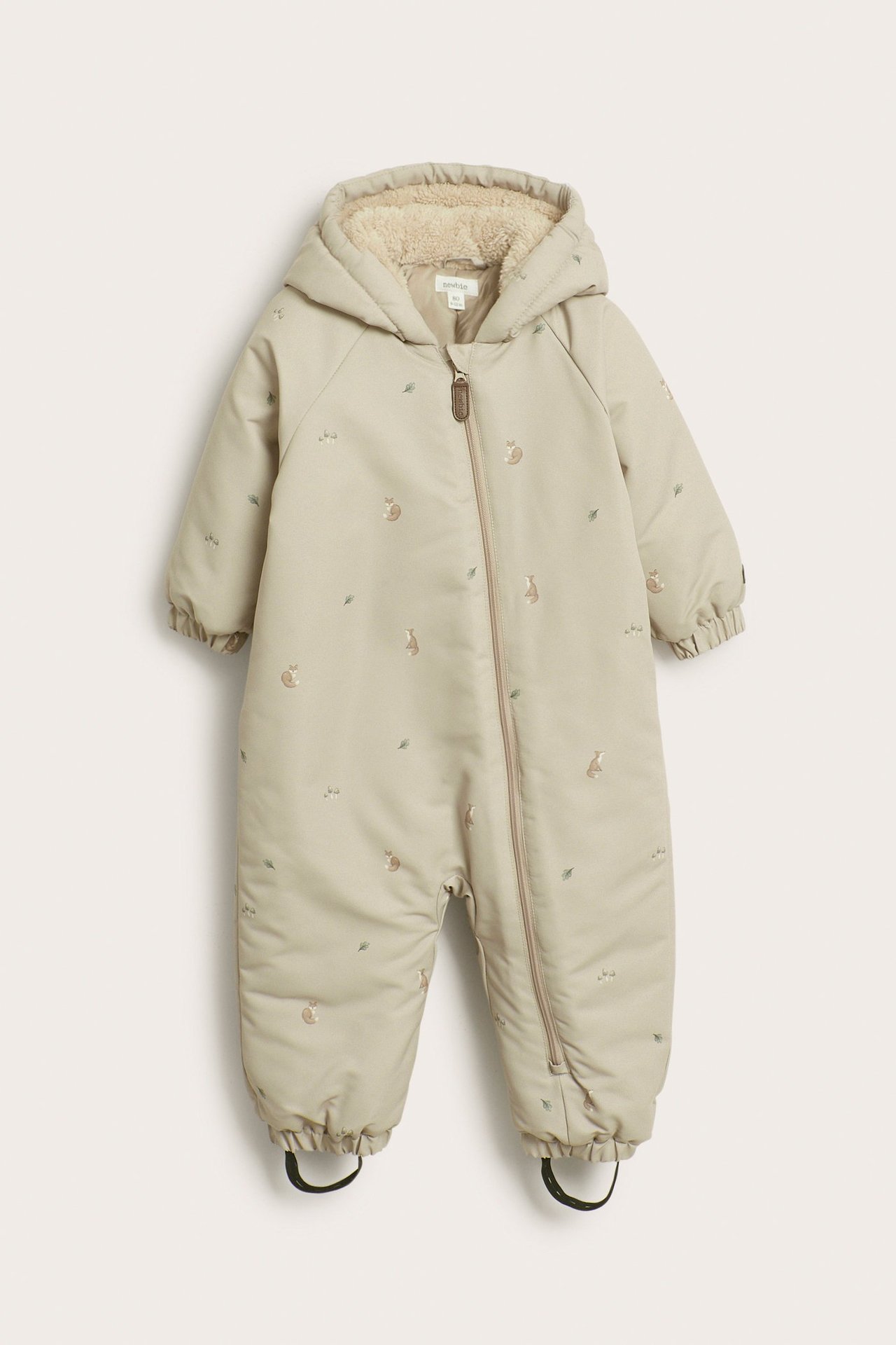 Vorderansicht: Beiger wattierter Baby-Overall mit Fuchsmuster, Pile-gefütterter Kapuze und Reißverschluss.