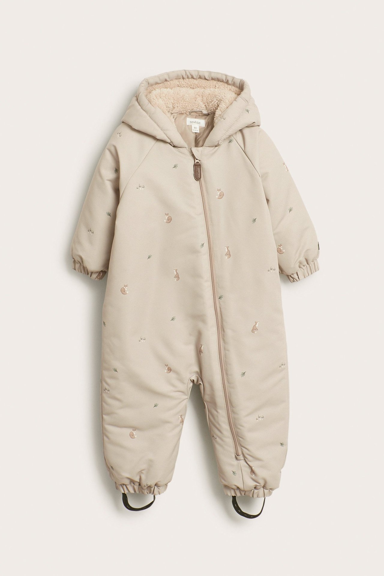 Vorderansicht eines beigefarbenen Baby-Overalls mit Fuchsmuster, gefütterter Kapuze und Frontreißverschluss.