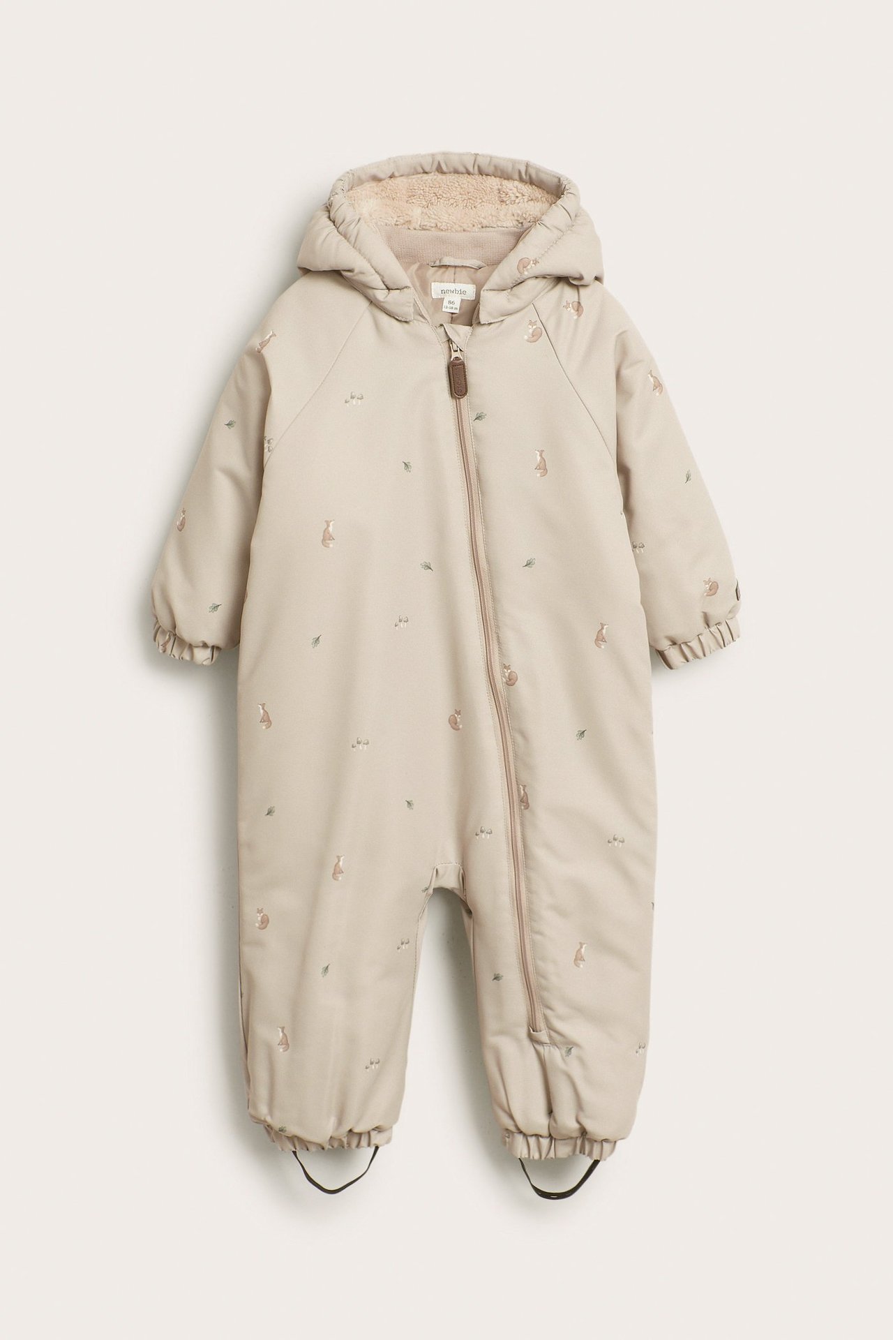 Vorderansicht: Beige gepolsterter Baby-Overall mit Fuchs- und Blättermuster, fleecegefütterter Kapuze und Reißverschluss.