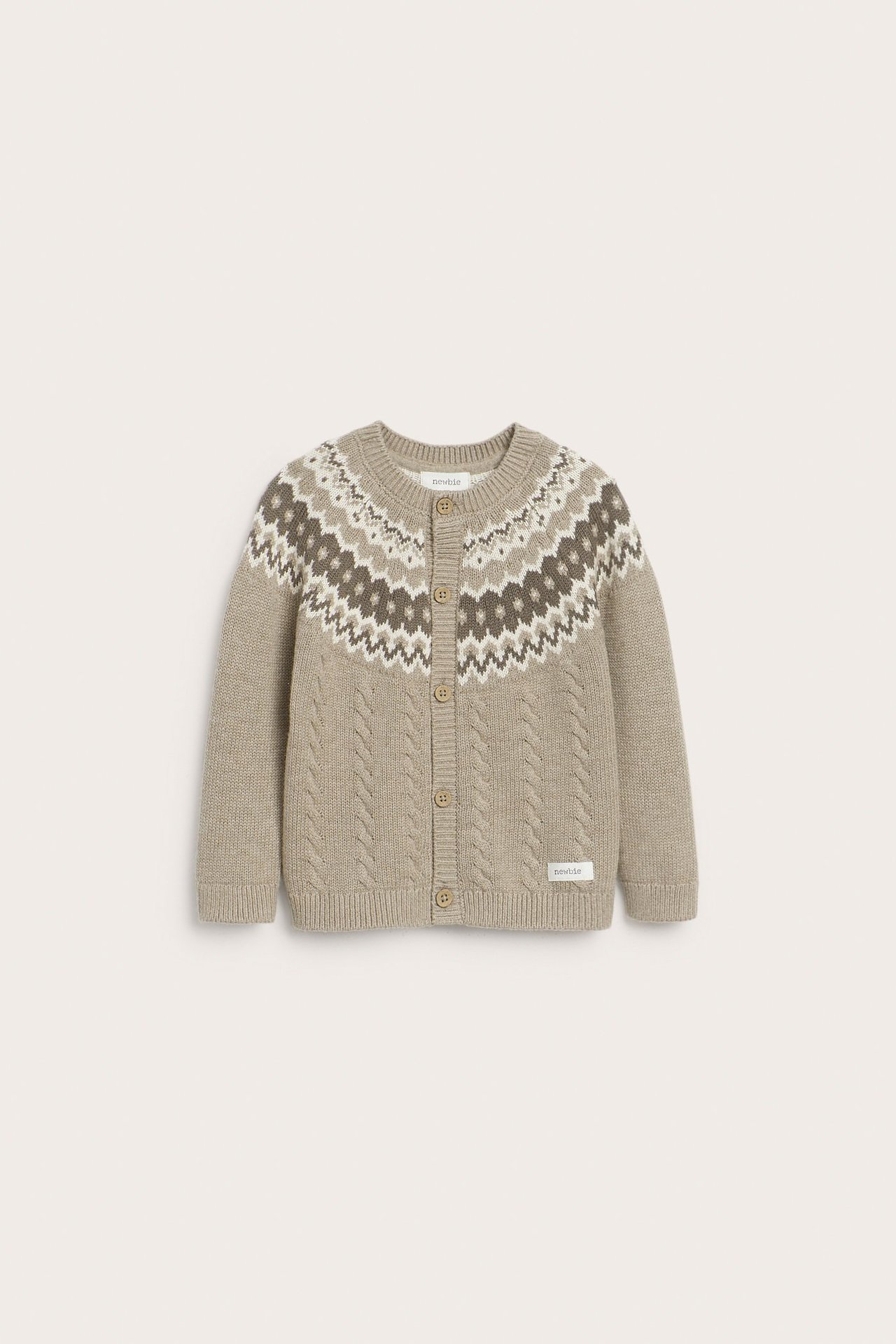 Vorderansicht einer Baby-Cardigan in Braun-Melange mit Jacquardmuster, Fair-Isle-Passe und Zopfmuster, durchgeknöpft.