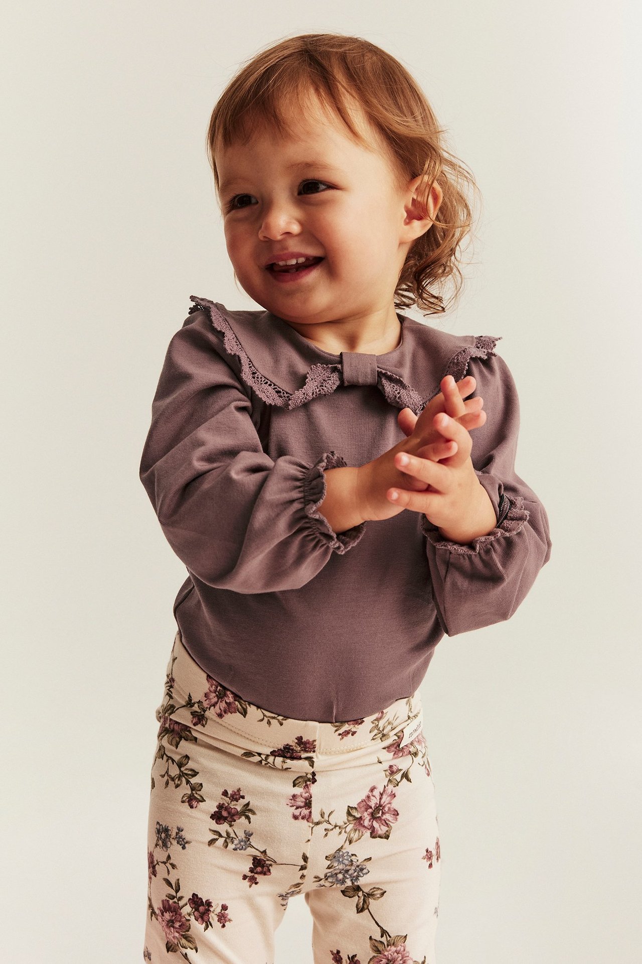 Dunkelrosa Bodys mit Spitzkragen, Rüschen und Druckknöpfen, Vorderansicht, Kind.