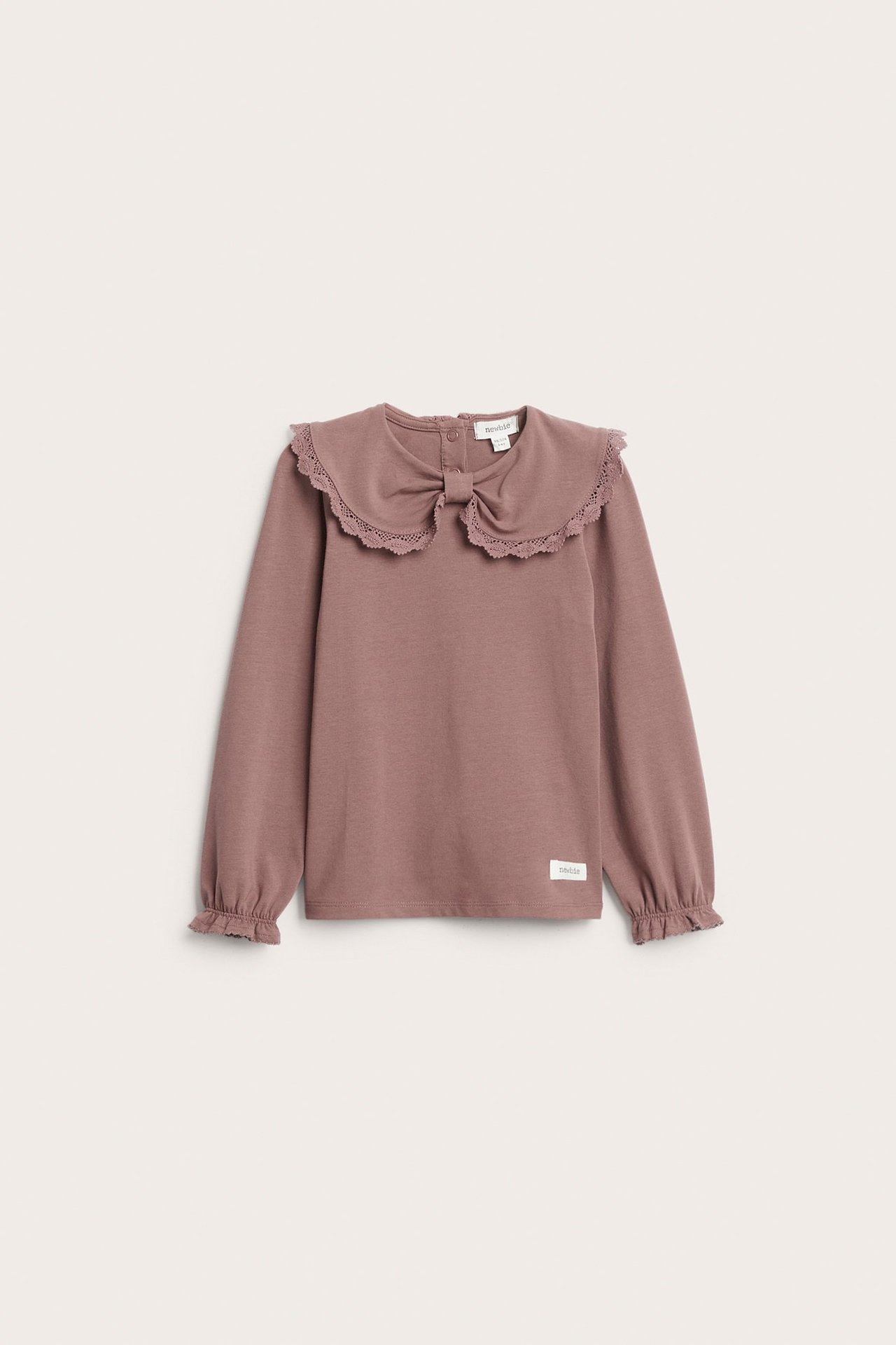 Vorderansicht eines dunkelrosa Kinder-Langarmshirts mit Spitzen-Schleifenkragen und Rüschenbündchen.