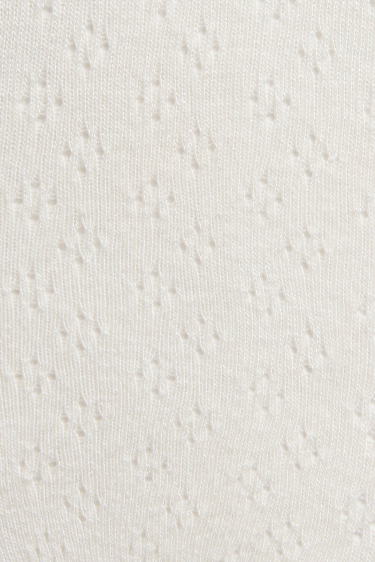 Nahaufnahme von weißem Lochstrickstoff.