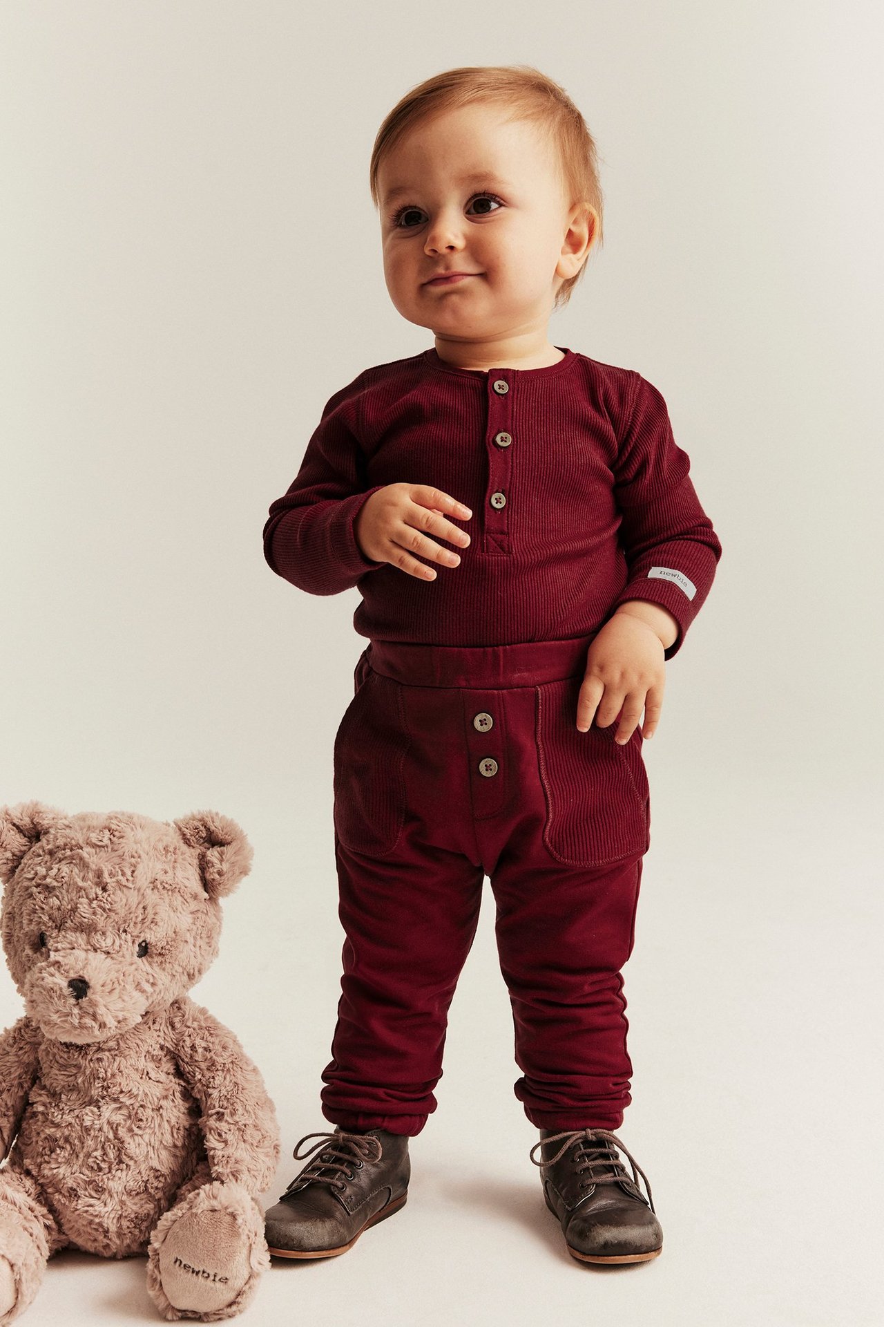 Rote längirmoden Body für Kinder, ribbstrukturen, Knöpfe vorne, Druckknöpfe im Schritt.