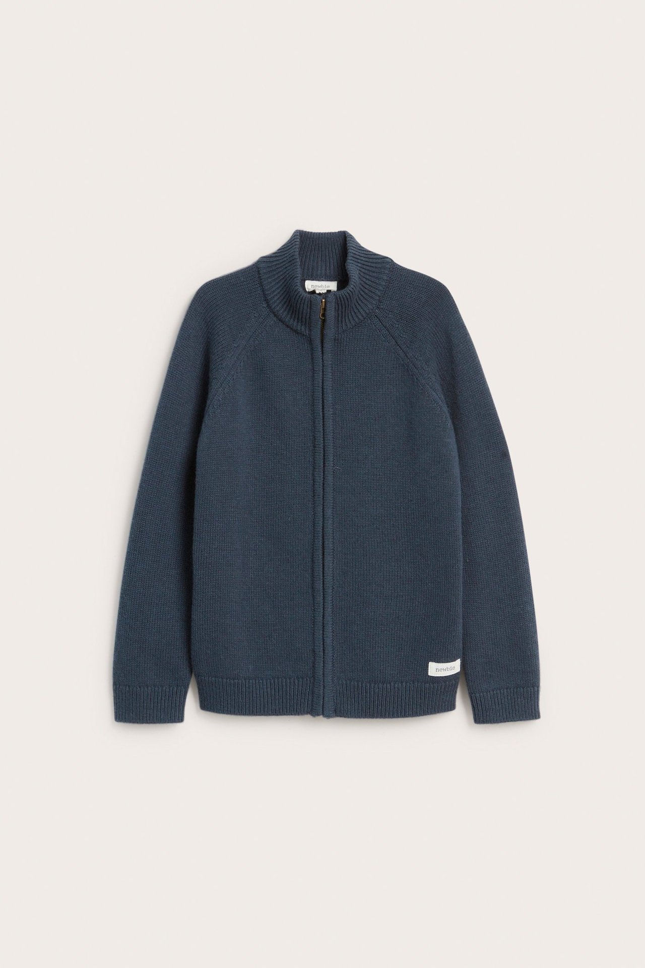 Vorderansicht einer dunkelblauen gestrickten Kinder-Wollmischjacke mit Reißverschluss, Rippkragen, Bündchen und Saum.