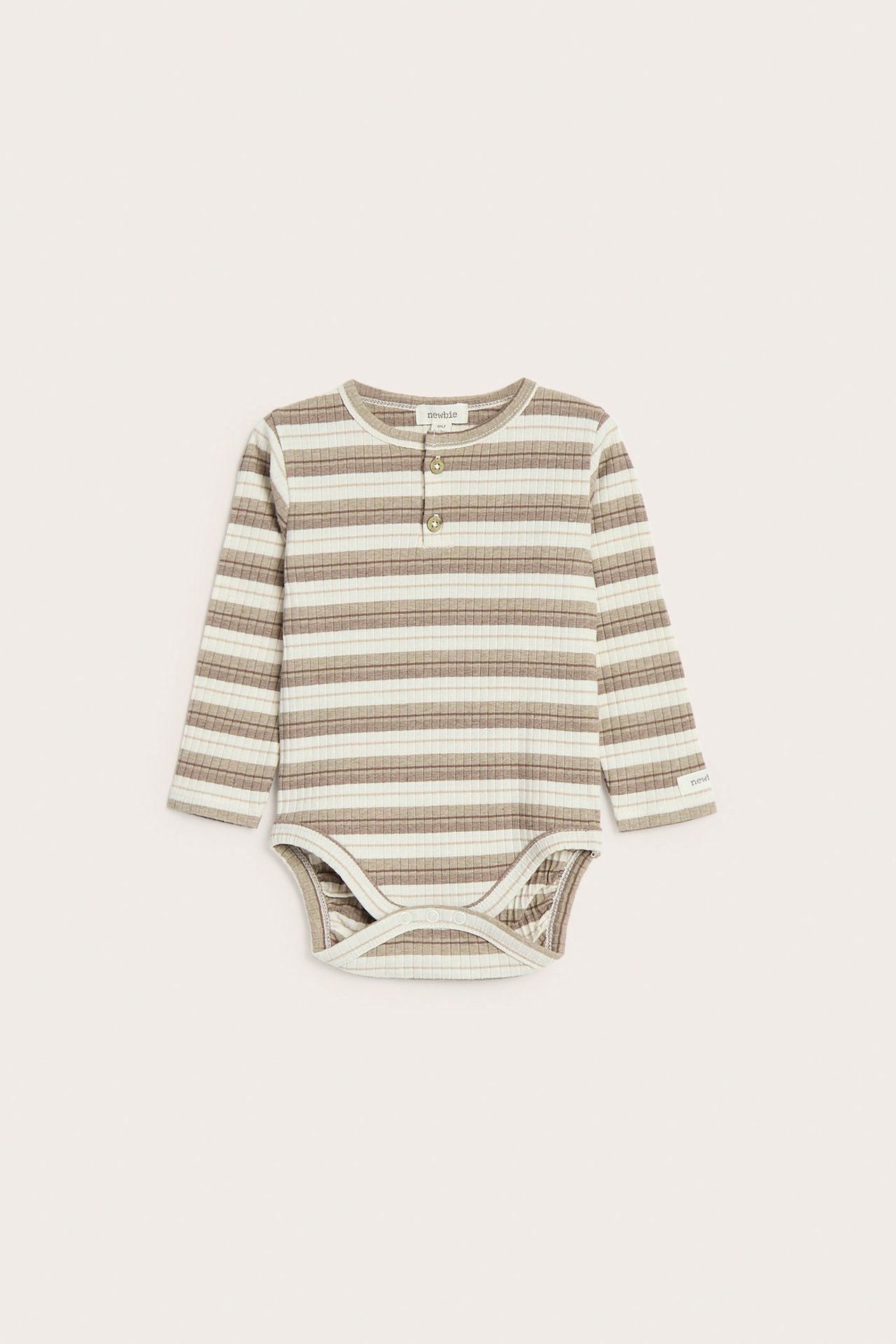 Vorderansicht: Baby-Ripp-Langarmbody mit beigen und hellen Streifen, Knöpfen vorne und Druckknöpfen im Schritt.