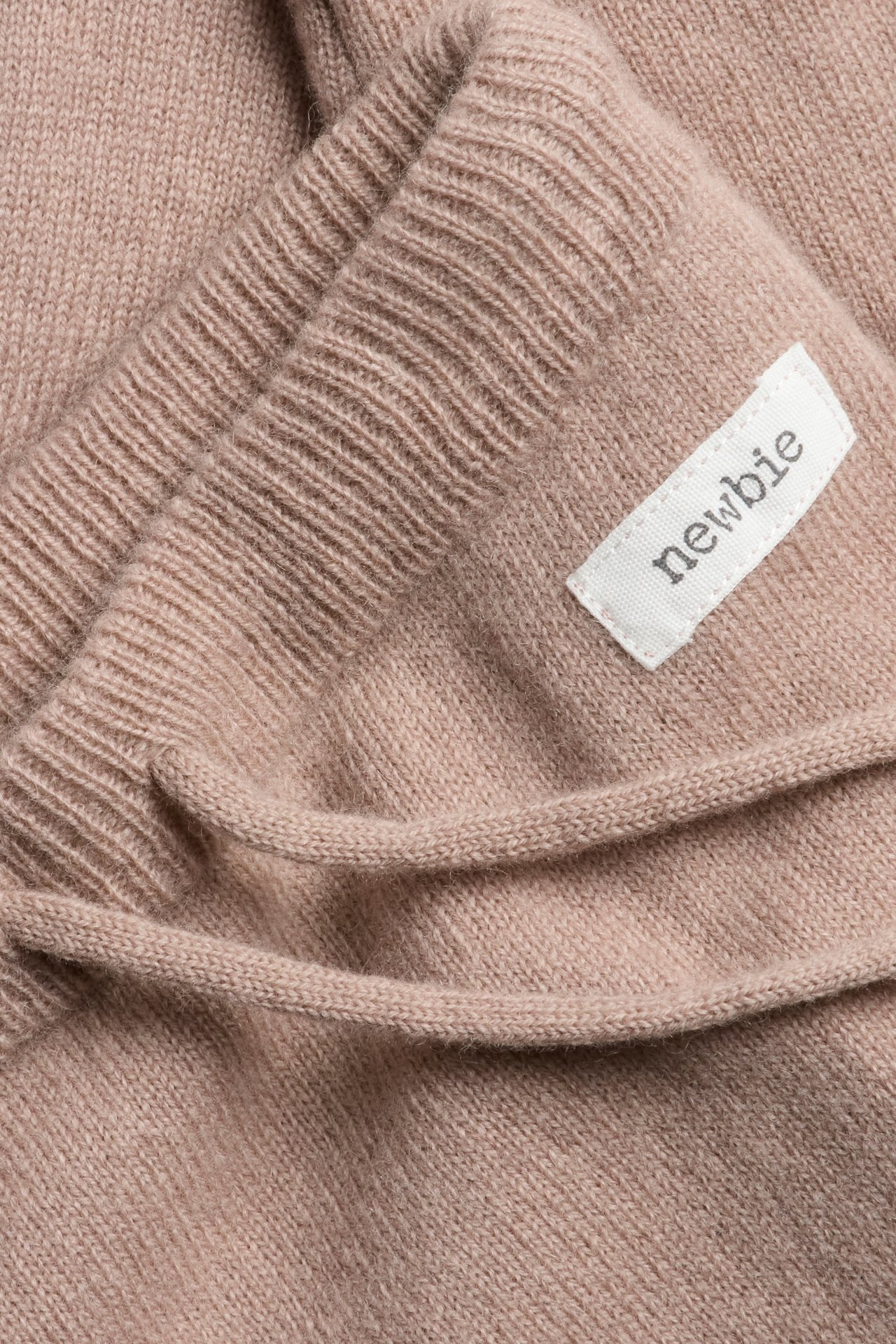 Nahaufnahme einer rosa glatt gestrickten Hose aus Wolle-Kaschmir-Mischung mit elastischem Kordelzugbund.