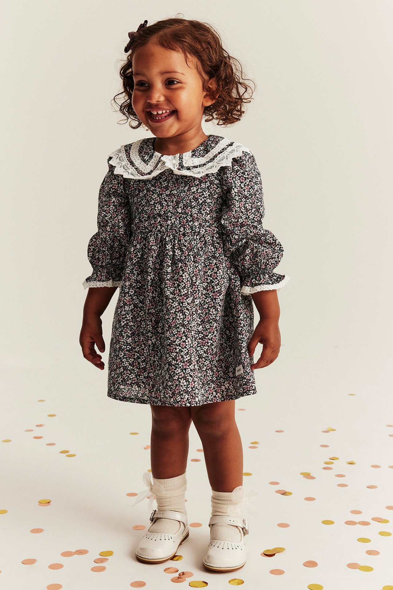 Geblümtes Kleid mit Kragen