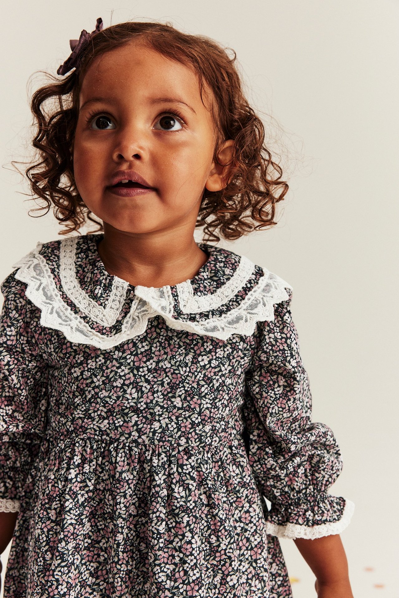 Geblümtes Kleid mit Kragen