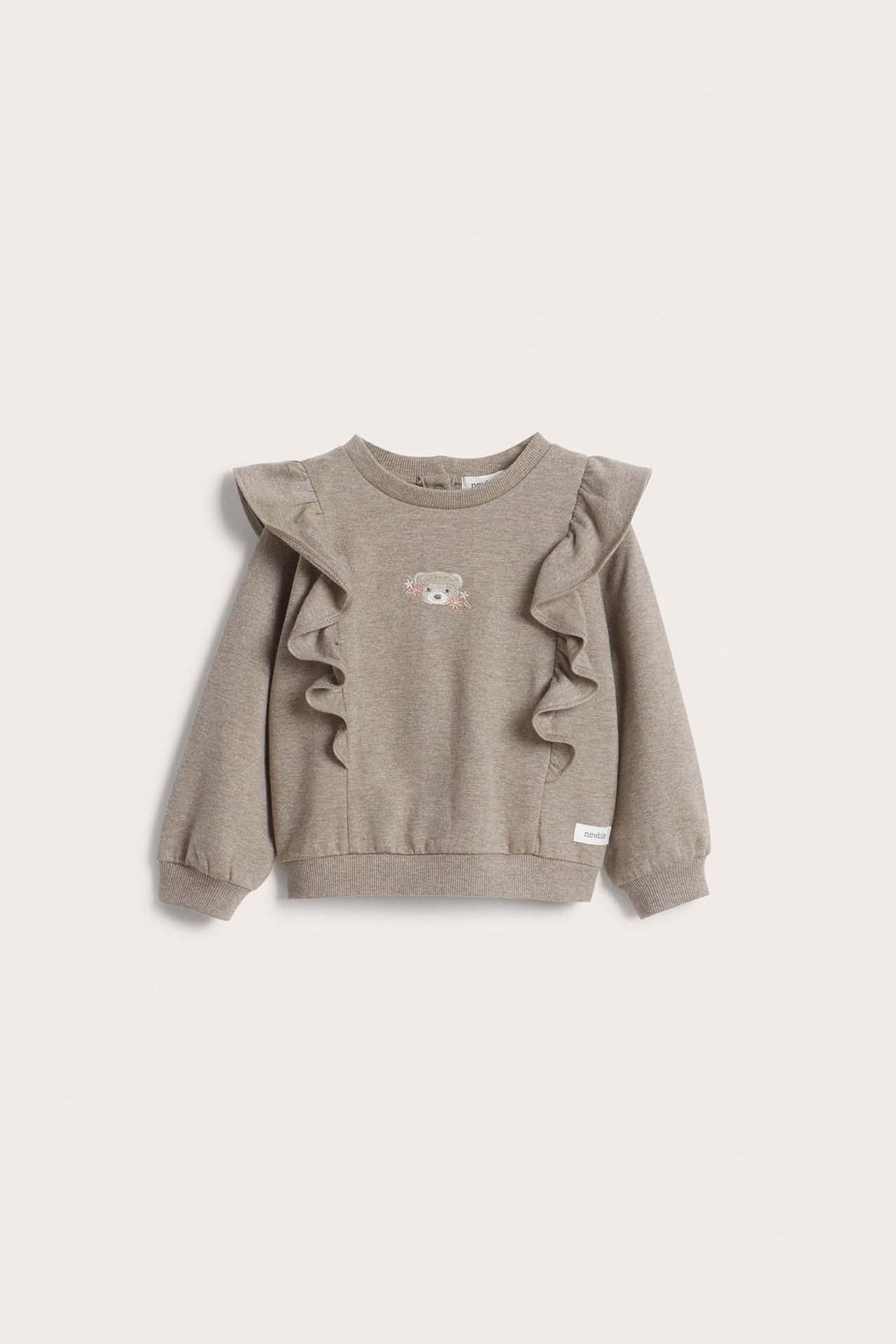 Vorderansicht: Kinder-Sweatshirt aus braunmeliertem Baumwollstoff mit Schulterrüschen und Bärenstickerei.