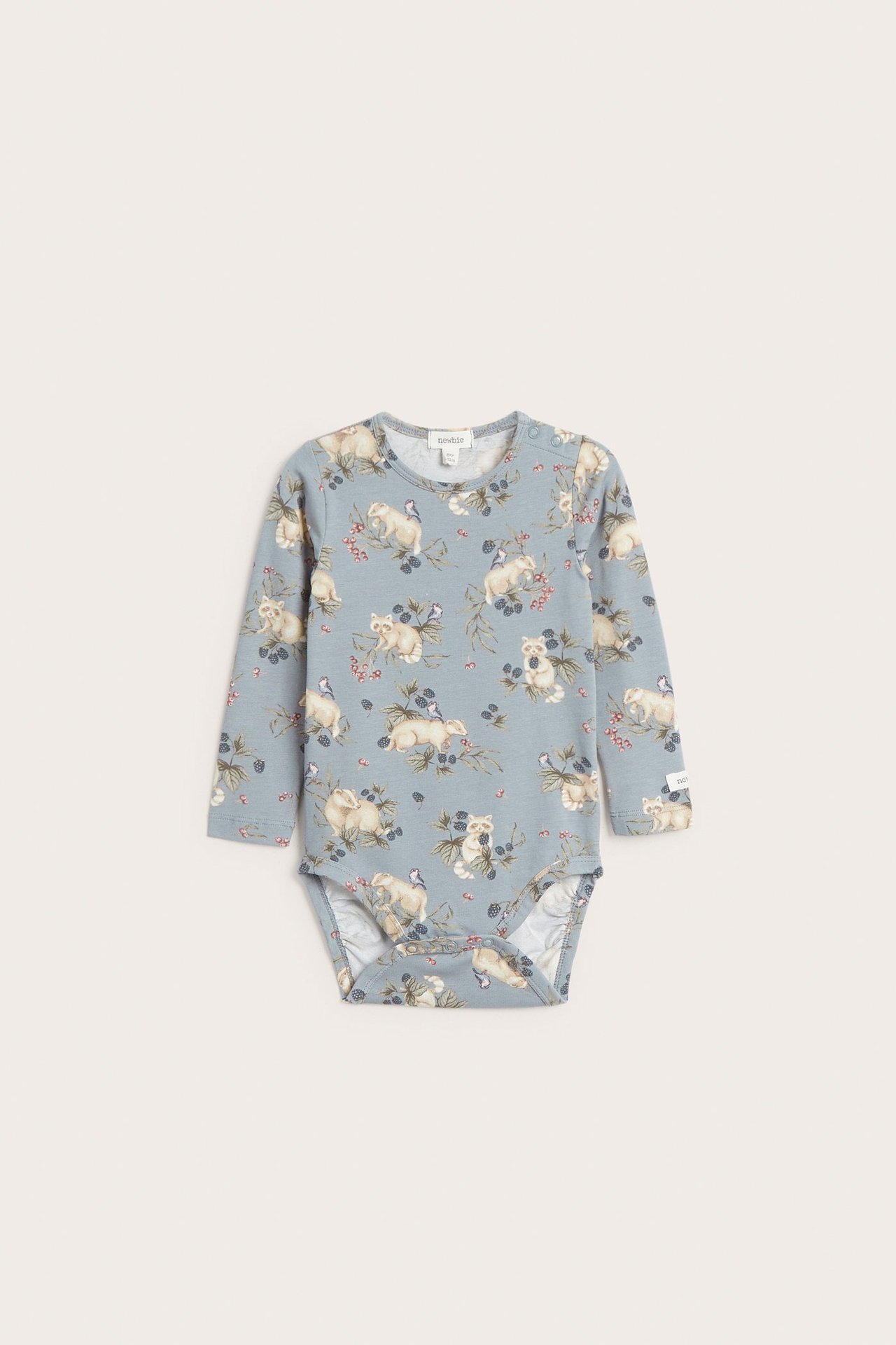 Vorderansicht eines hellblauen Baby-Langarmbodys mit Tier- und Beerenmuster, Druckknöpfen.