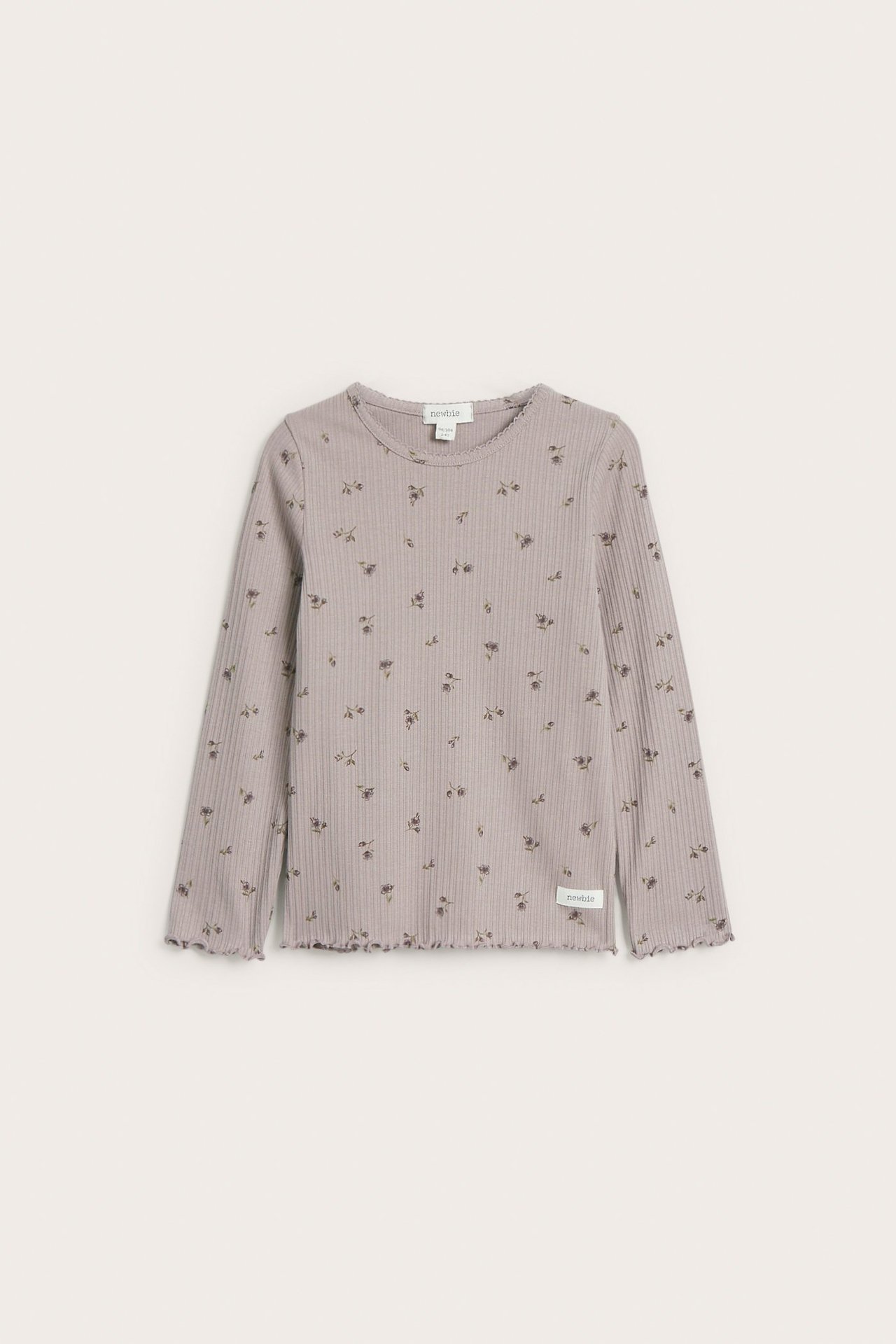 Vorderansicht eines hellfliederfarbenen gerippten Langarmtops mit kleinem Blumenmuster und Picot-Saum.