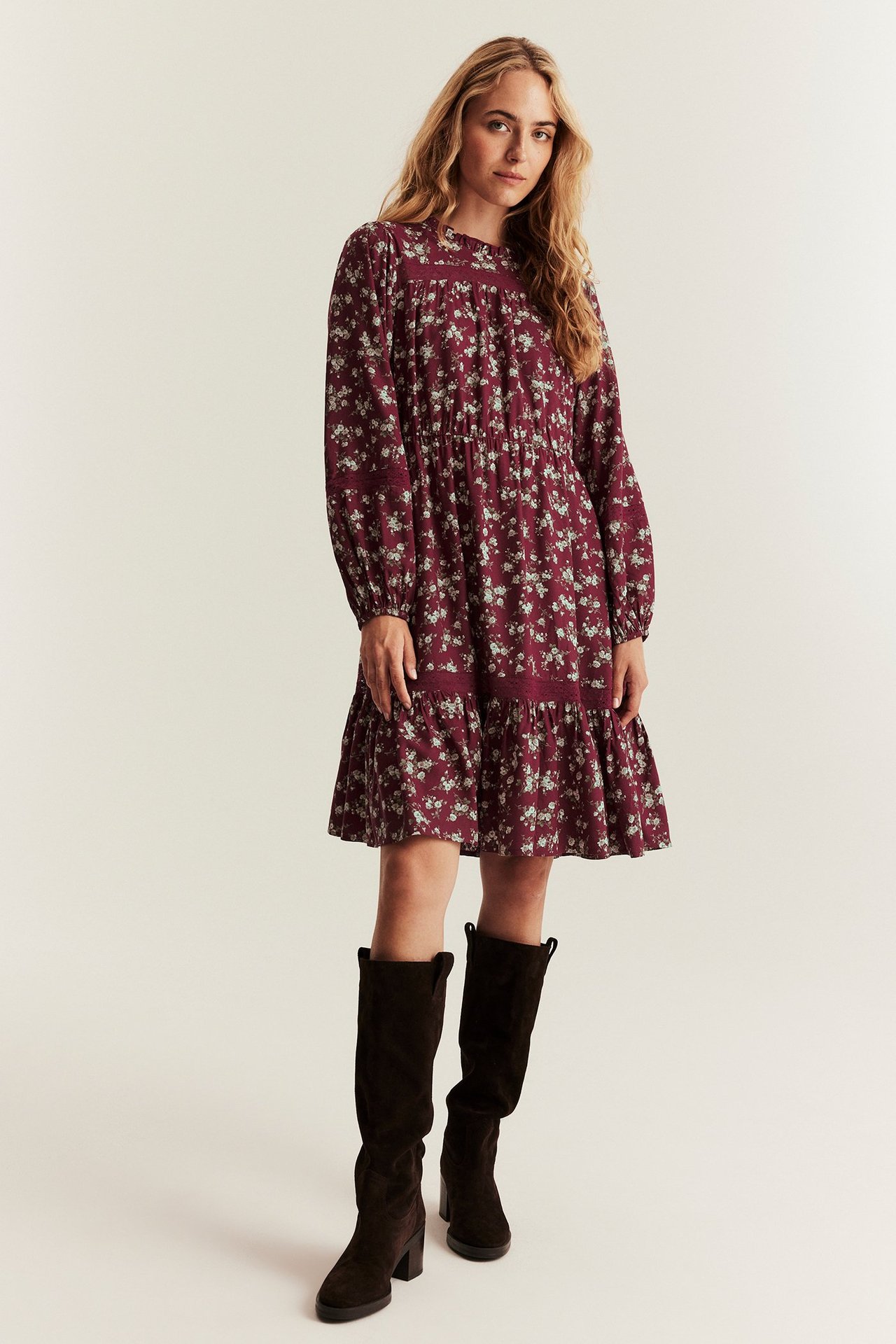 Red floral knee-length dress for woman with small floral pattern, lace, back opening, and pockets.