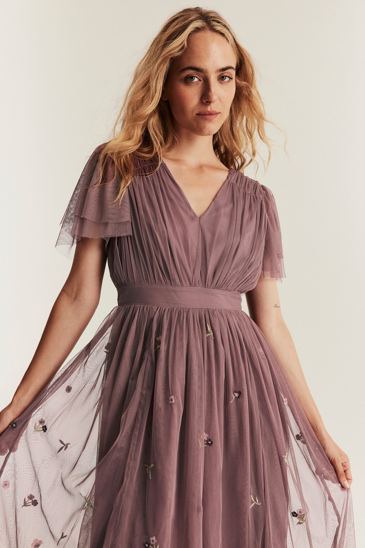 Dunkelrosa Meshkleid für Damen, Flügelärmel, Stickerei, gefüttert, Rückenreißverschluss, Kordelzug.