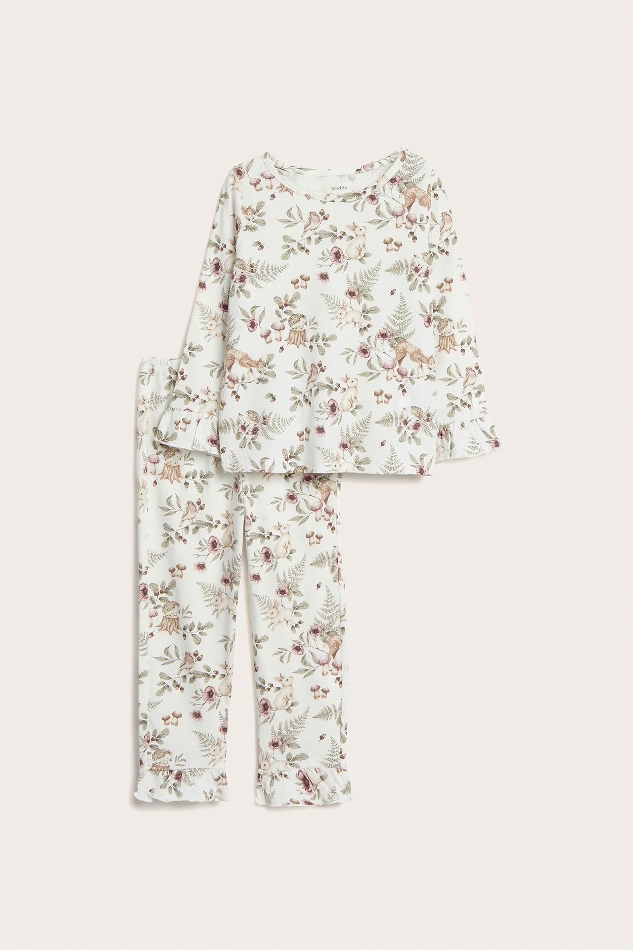 Vorderansicht eines cremefarbenen Kinder-Baumwollpyjamas mit Blumen- und Waldtiermuster, mit Rüschen.