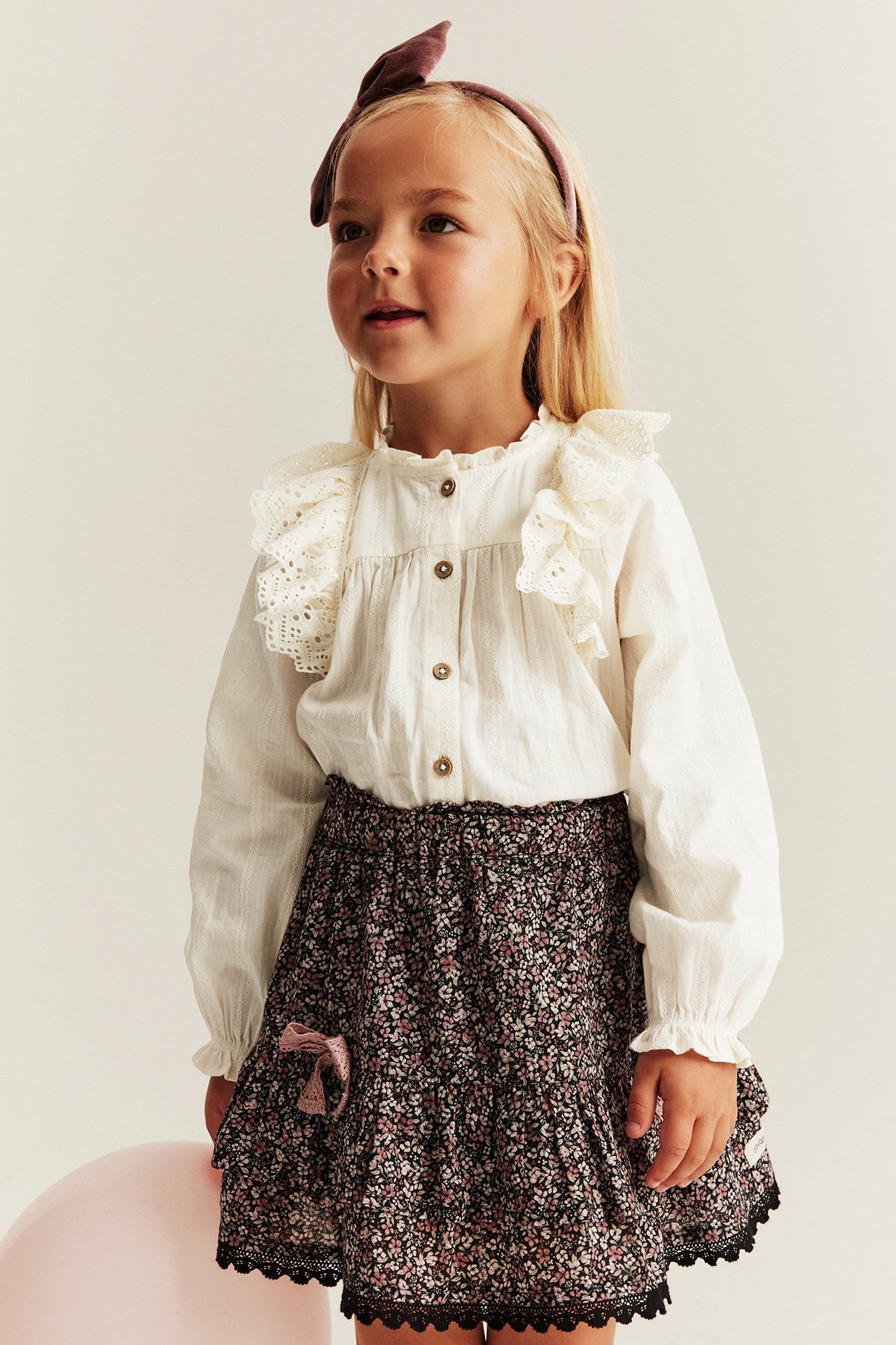 Bluse mit aufgestickten Rüschen