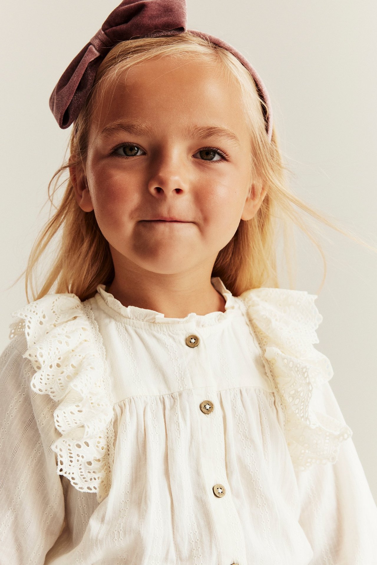Bluse mit aufgestickten Rüschen