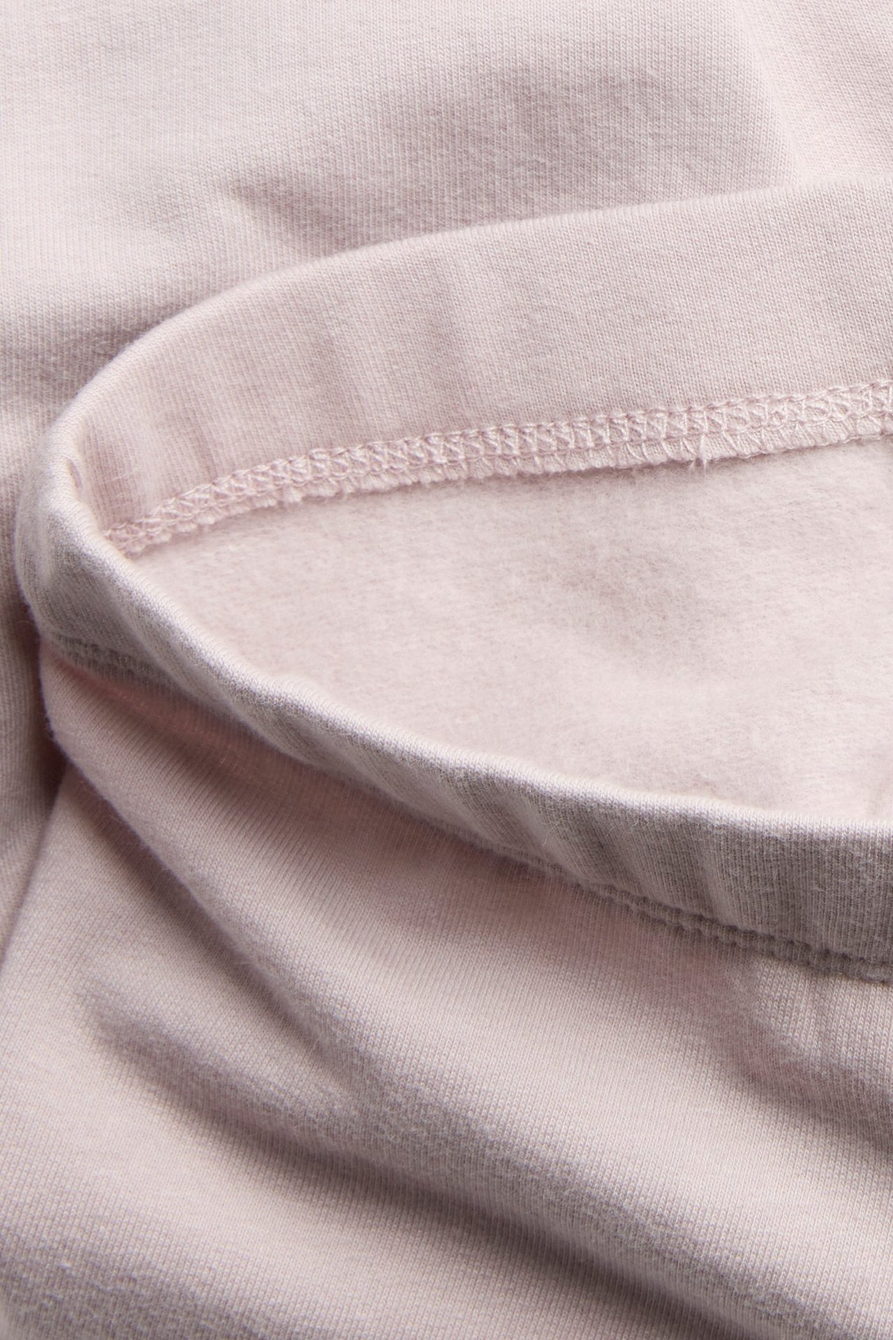 Nahaufnahme von dickem helllila Leggings-Stoff mit gebürsteter Innenseite.