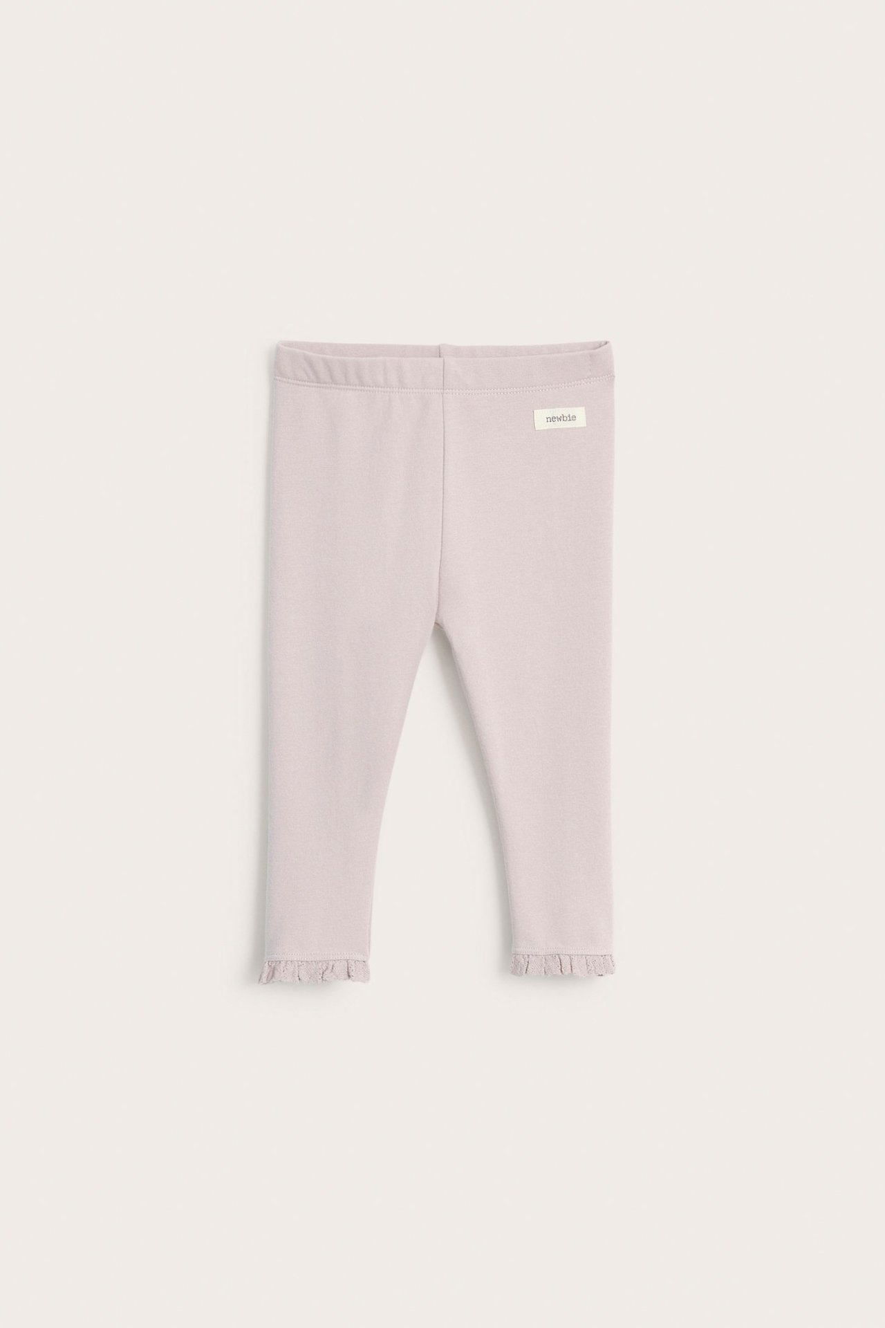 Vorderansicht von helllila Baby-Leggings mit Gummizug in der Taille und Spitzenbesatz an den Bündchen.