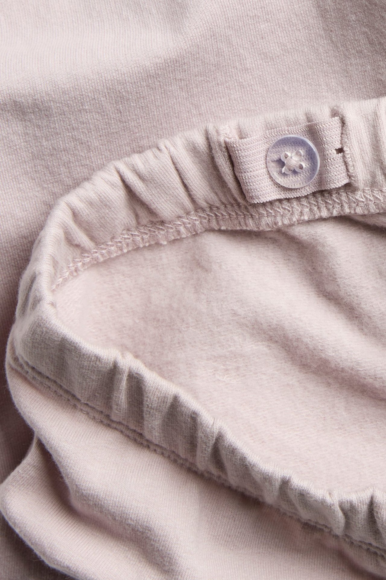 Nahaufnahme von helllila Kinderleggings mit verstellbarem Gummibund und gebürsteter Innenseite.